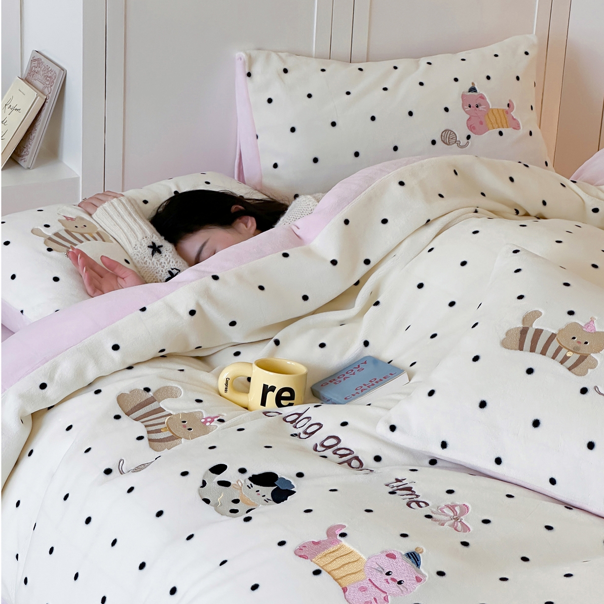 91家纺网 家纺一手货源 找家纺 优悦生活馆 2025新款牛奶绒卡通印花刺绣四件套系列 波点猫-白+粉