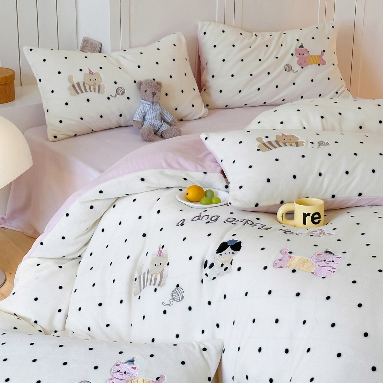 91家纺网 家纺一手货源 找家纺 优悦生活馆 2025新款牛奶绒卡通印花刺绣四件套系列 波点猫-白+粉