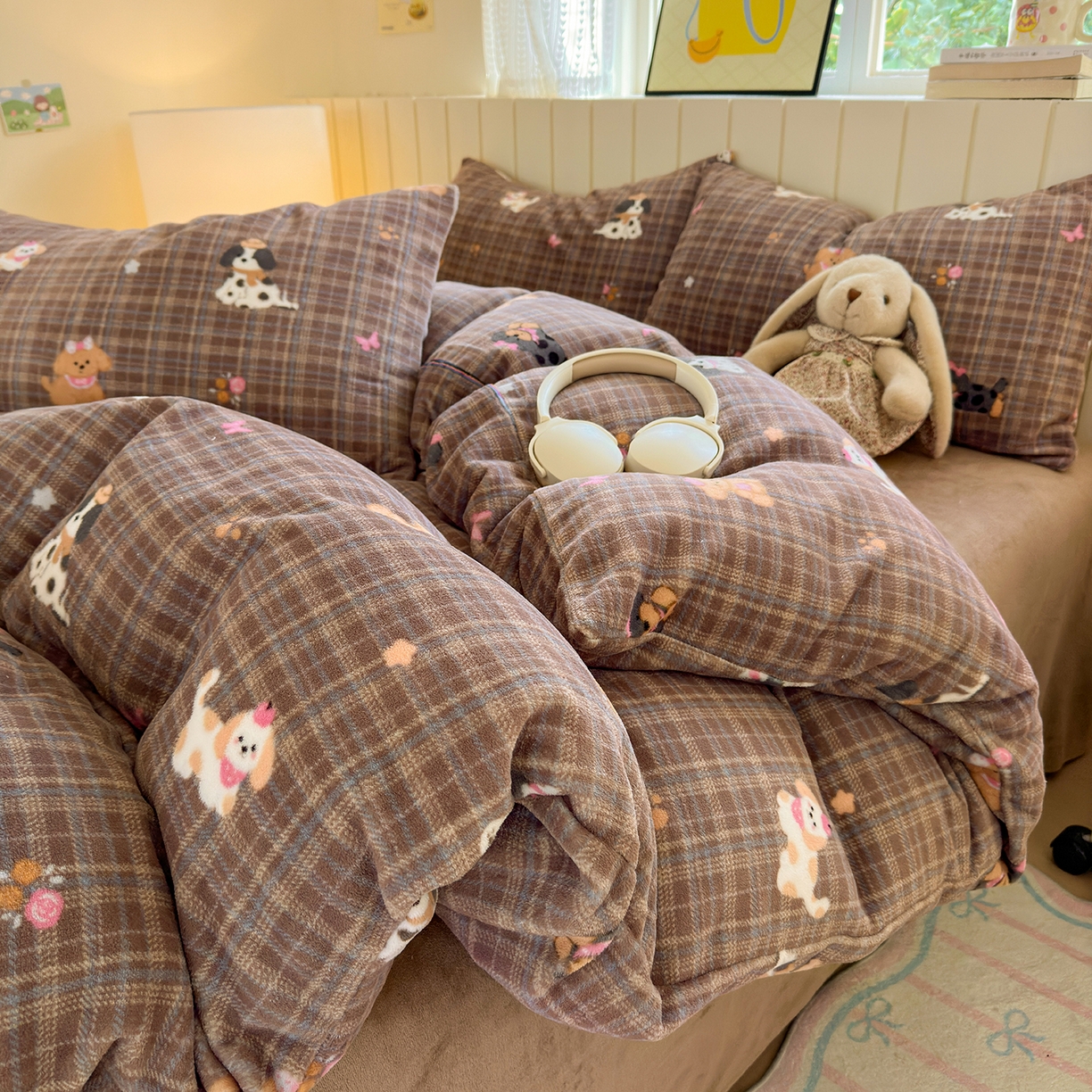 91家纺网 家纺一手货源 找家纺 丽美人家纺 2025新款小版印花牛奶绒四件套 英伦小狗