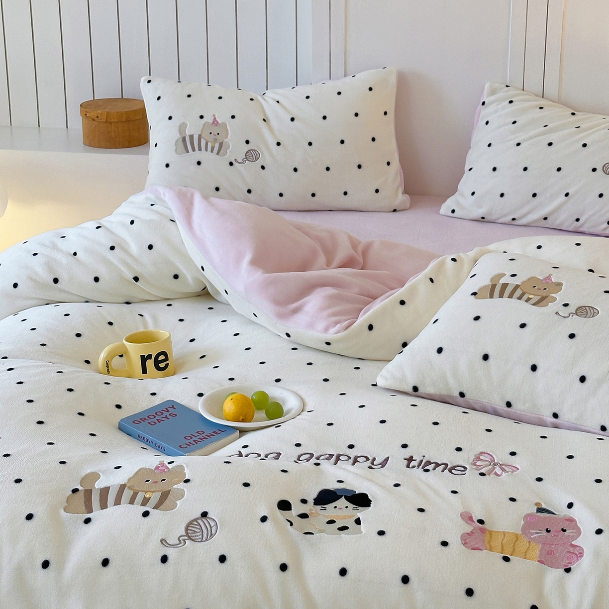 91家纺网 家纺一手货源 找家纺 优悦生活馆 2025新款牛奶绒卡通印花刺绣四件套系列 波点猫-白+粉