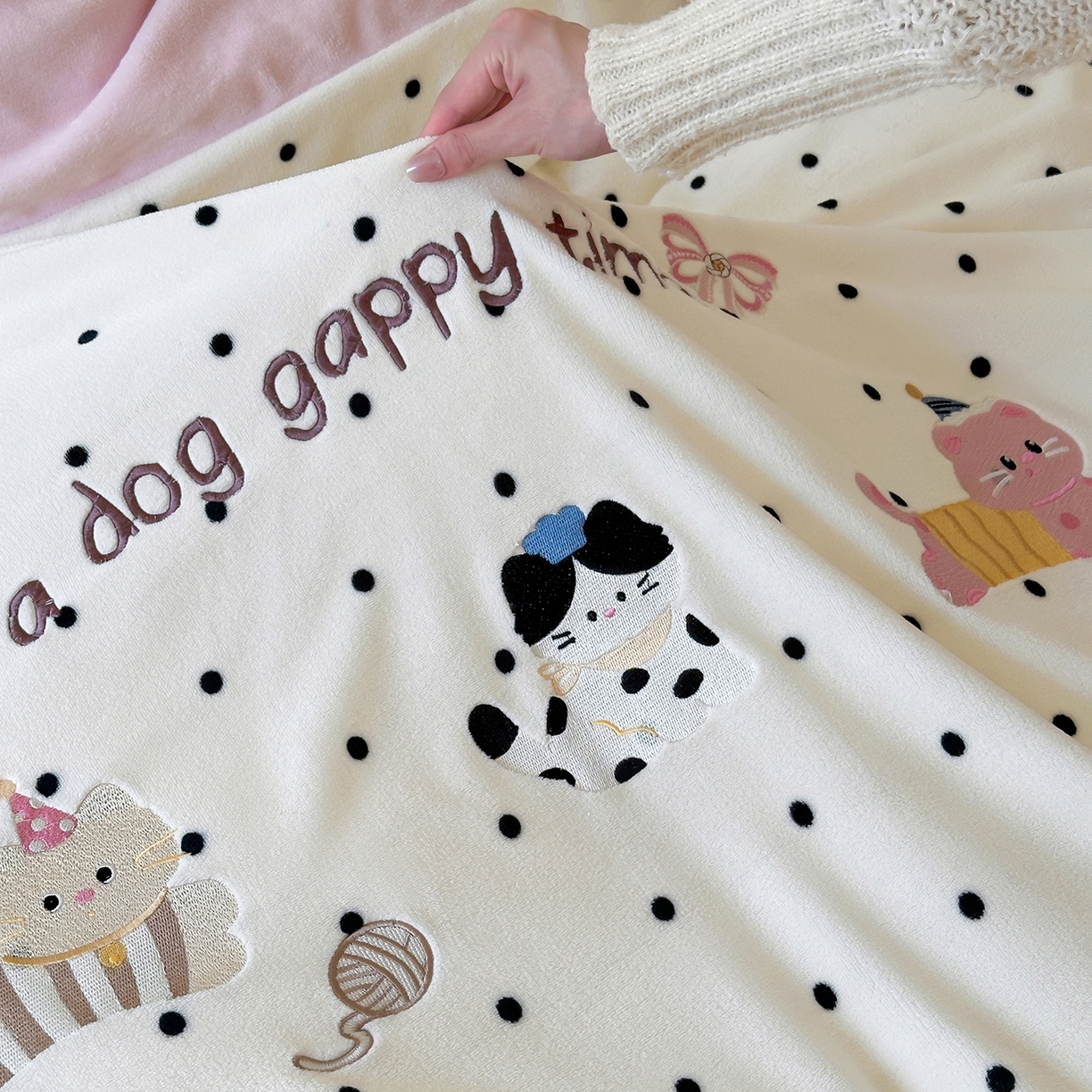 91家纺网 家纺一手货源 找家纺 优悦生活馆 2025新款牛奶绒卡通印花刺绣四件套系列 波点猫-白+粉