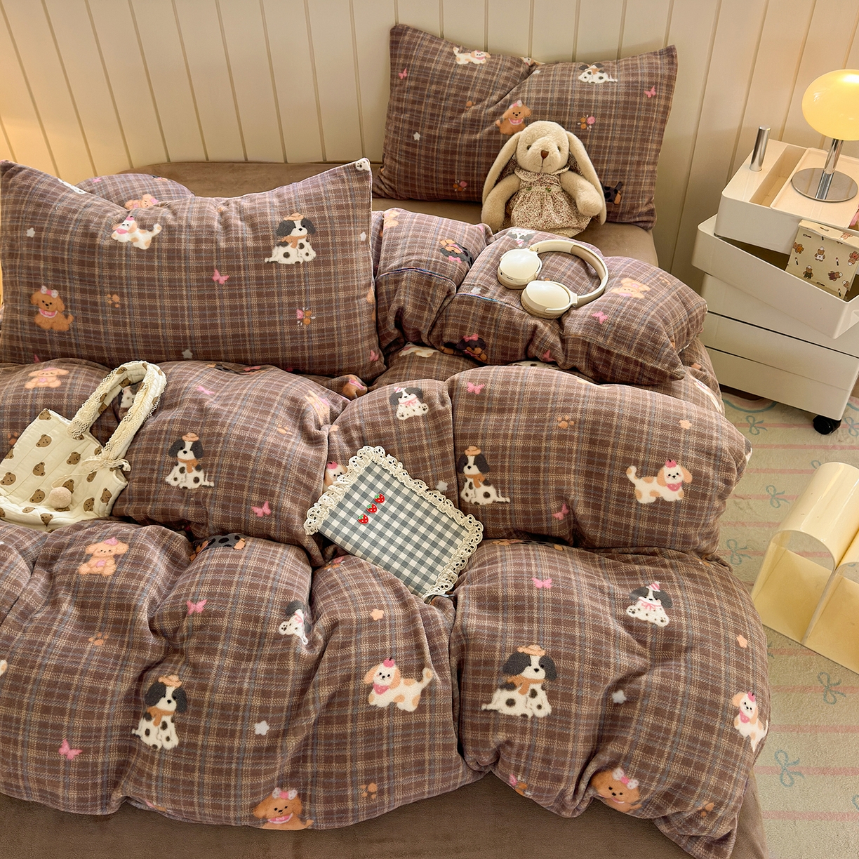 91家纺网 家纺一手货源 找家纺 丽美人家纺 2025新款小版印花牛奶绒四件套 英伦小狗