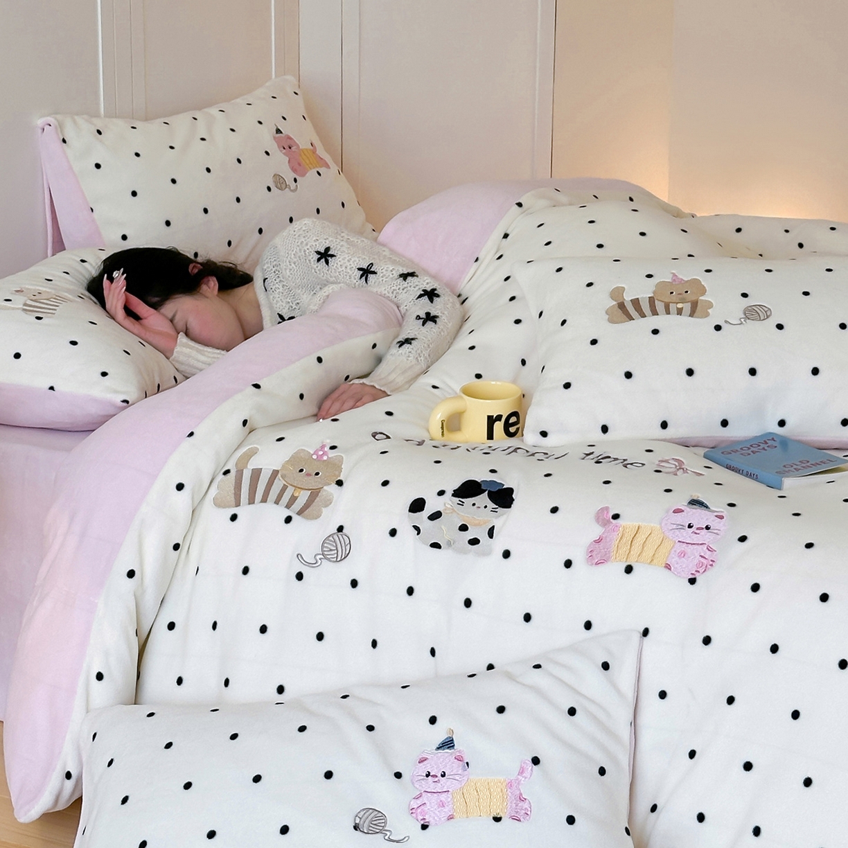 91家纺网 家纺一手货源 找家纺 优悦生活馆 2025新款牛奶绒卡通印花刺绣四件套系列 波点猫-白+粉