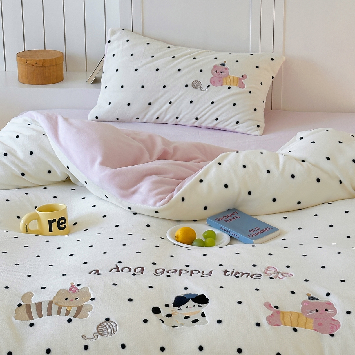 91家纺网 家纺一手货源 找家纺 优悦生活馆 2025新款牛奶绒卡通印花刺绣四件套系列 波点猫-白+粉