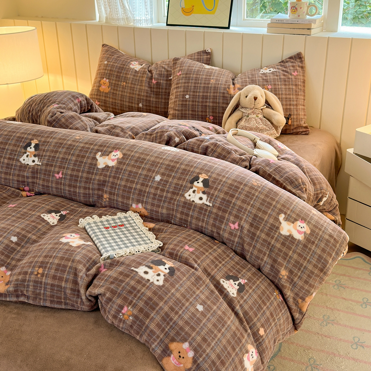 91家纺网 家纺一手货源 找家纺 丽美人家纺 2025新款小版印花牛奶绒四件套 英伦小狗