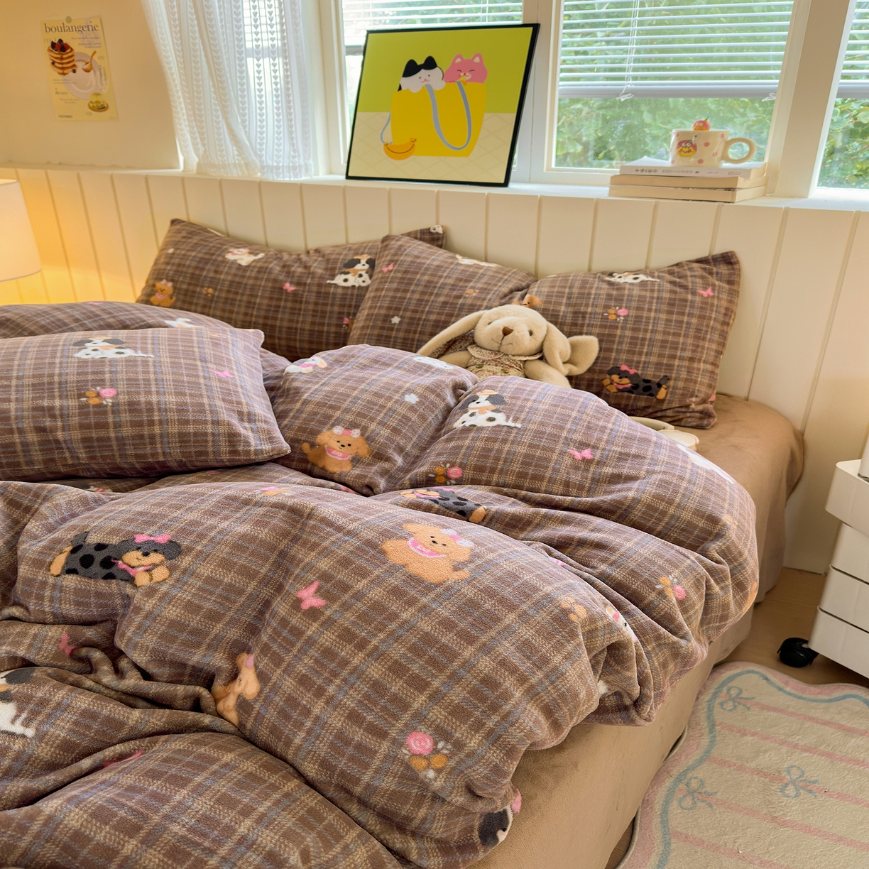 91家纺网 家纺一手货源 找家纺 丽美人家纺 2025新款小版印花牛奶绒四件套 英伦小狗