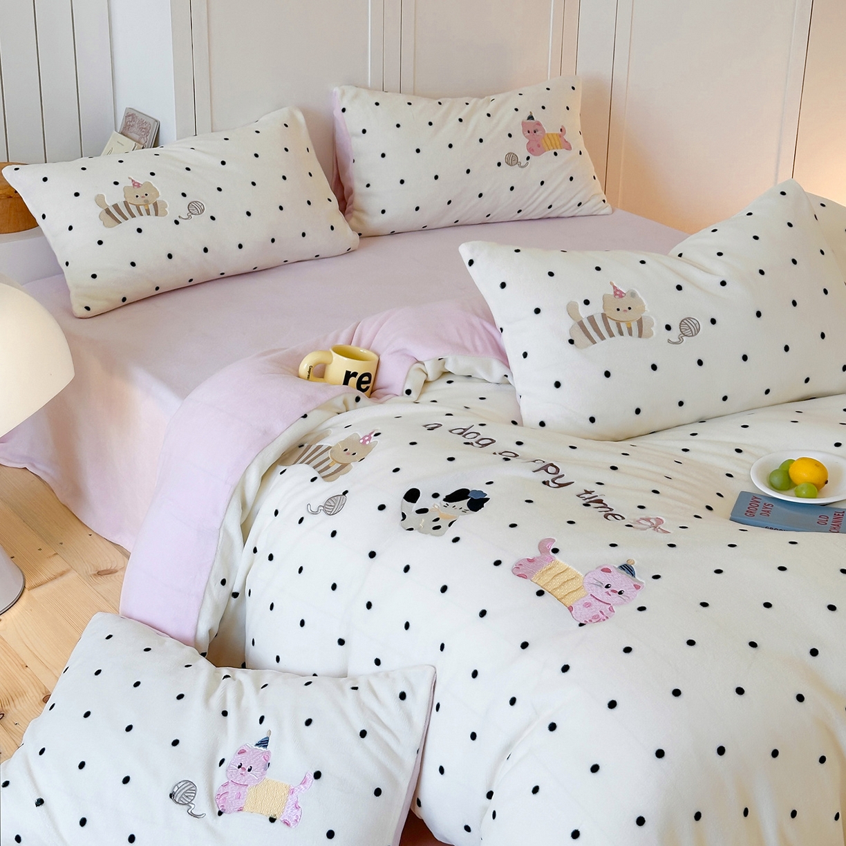 91家纺网 家纺一手货源 找家纺 优悦生活馆 2025新款牛奶绒卡通印花刺绣四件套系列 波点猫-白+粉