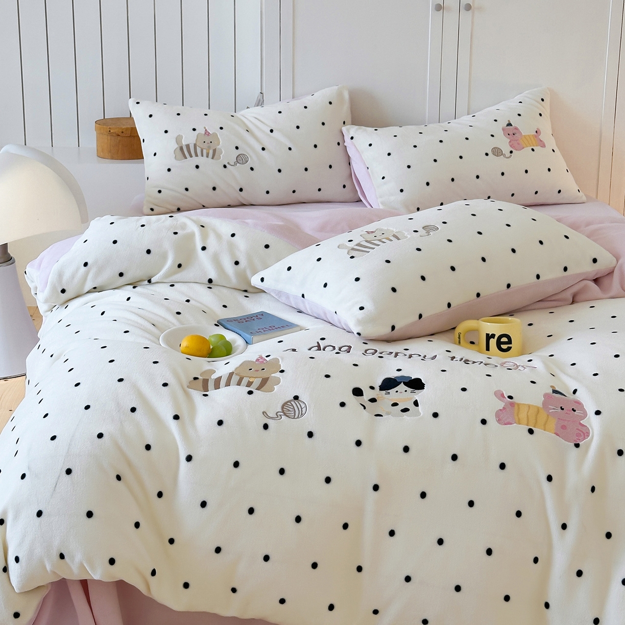 91家纺网 家纺一手货源 找家纺 优悦生活馆 2025新款牛奶绒卡通印花刺绣四件套系列 波点猫-白+粉