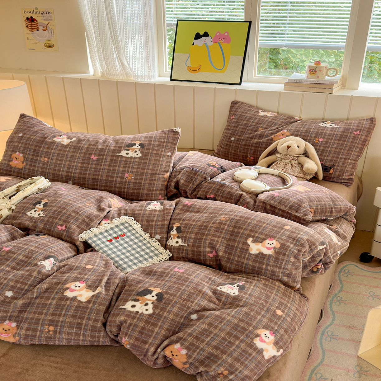 91家纺网 家纺一手货源 找家纺 丽美人家纺 2025新款小版印花牛奶绒四件套 英伦小狗