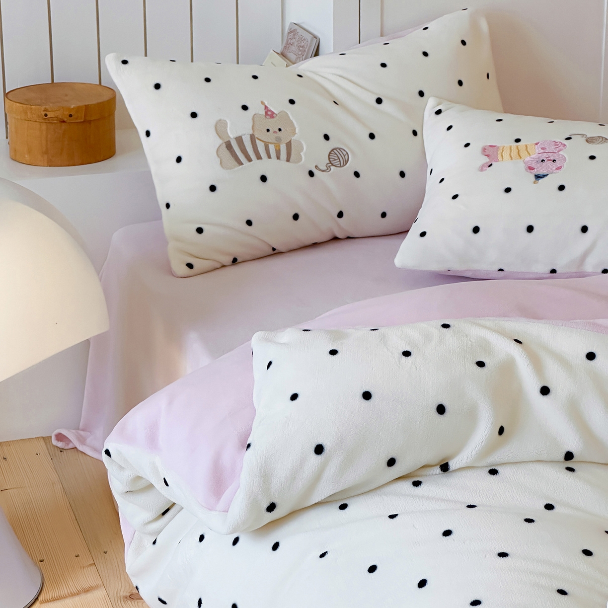 91家纺网 家纺一手货源 找家纺 优悦生活馆 2025新款牛奶绒卡通印花刺绣四件套系列 波点猫-白+粉