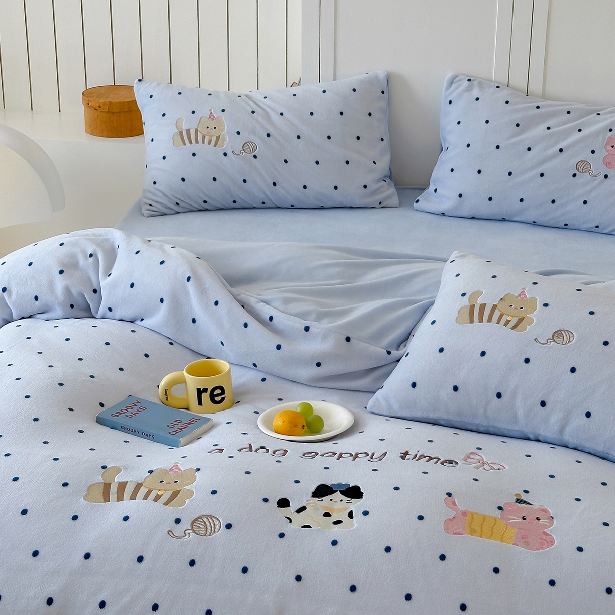 91家纺网 家纺一手货源 找家纺 优悦生活馆 2025新款牛奶绒卡通印花刺绣四件套系列 波点猫-蓝