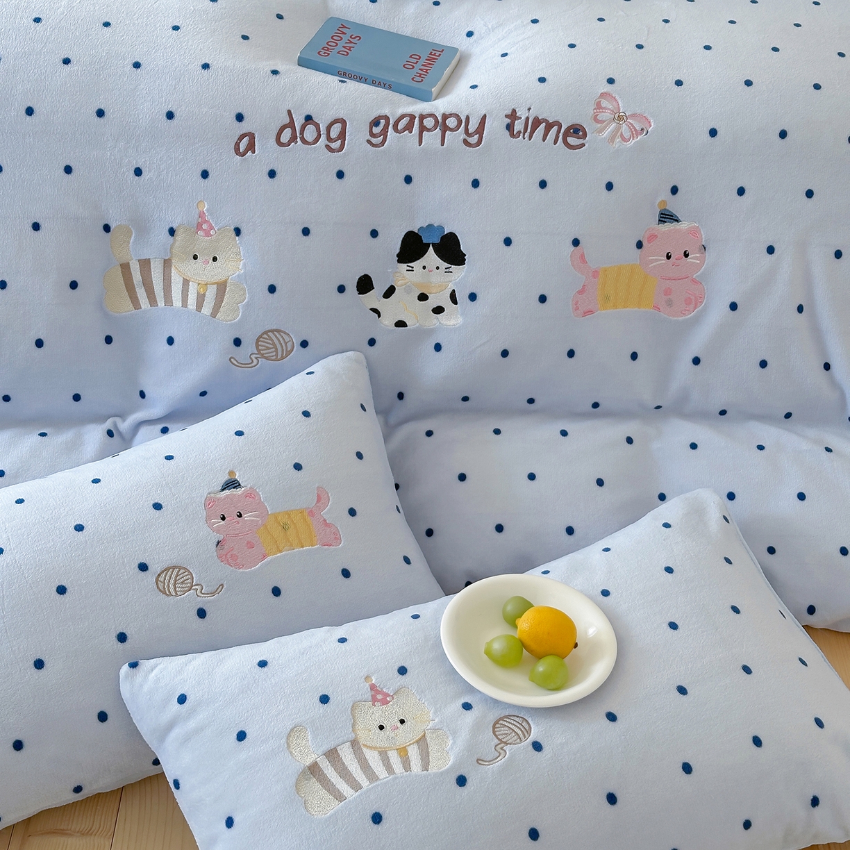 91家纺网 家纺一手货源 找家纺 优悦生活馆 2025新款牛奶绒卡通印花刺绣四件套系列 波点猫-蓝