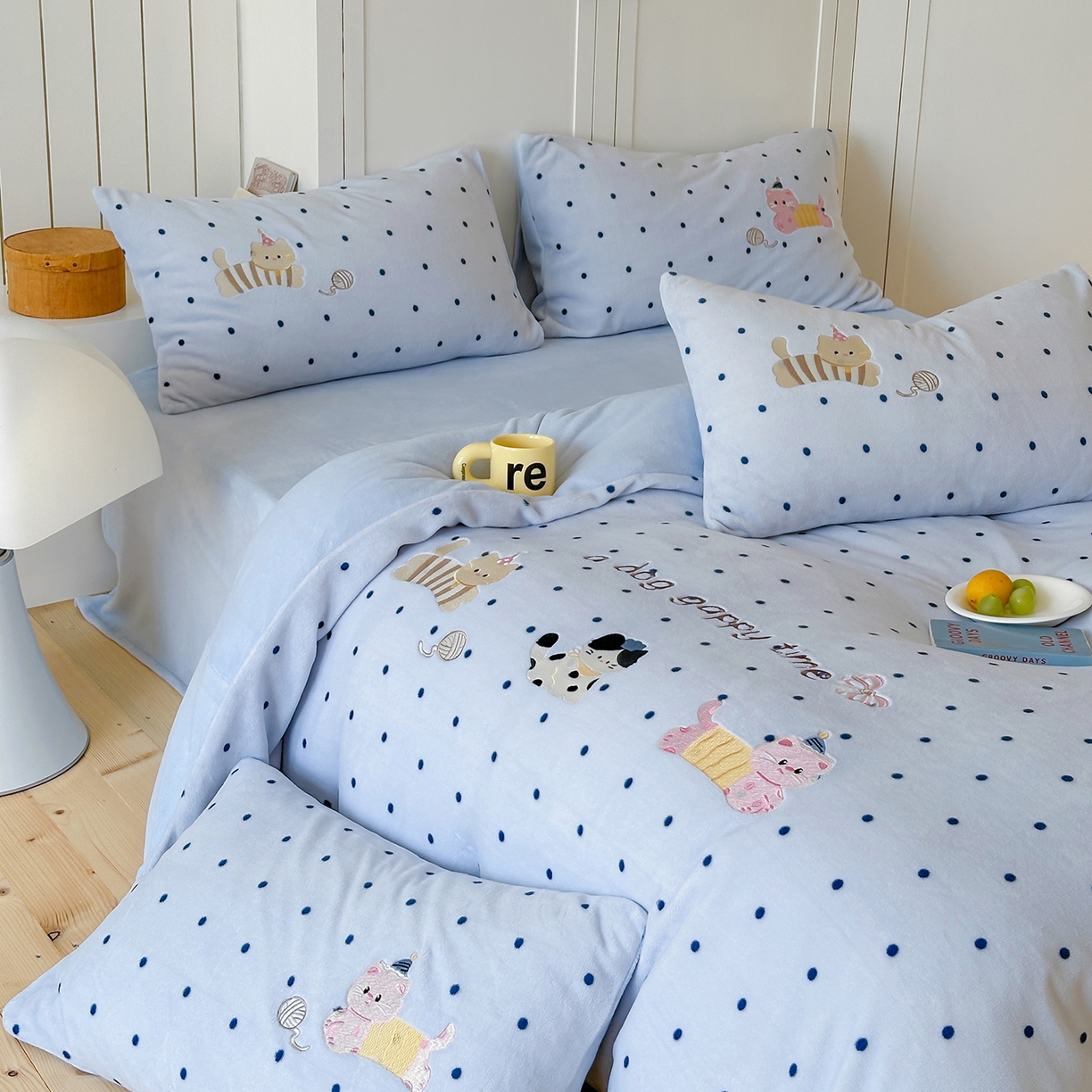 91家纺网 家纺一手货源 找家纺 优悦生活馆 2025新款牛奶绒卡通印花刺绣四件套系列 波点猫-蓝