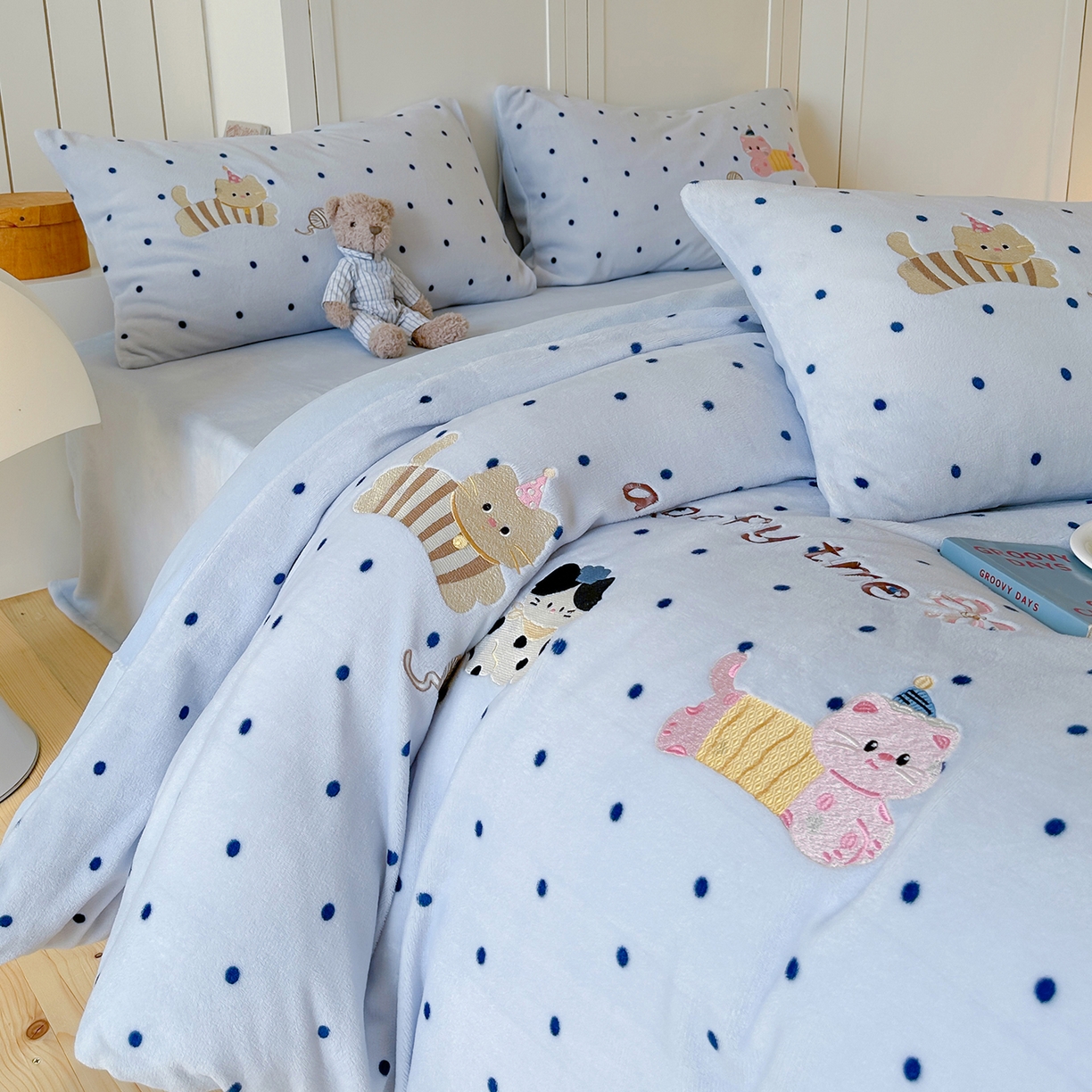 91家纺网 家纺一手货源 找家纺 优悦生活馆 2025新款牛奶绒卡通印花刺绣四件套系列 波点猫-蓝