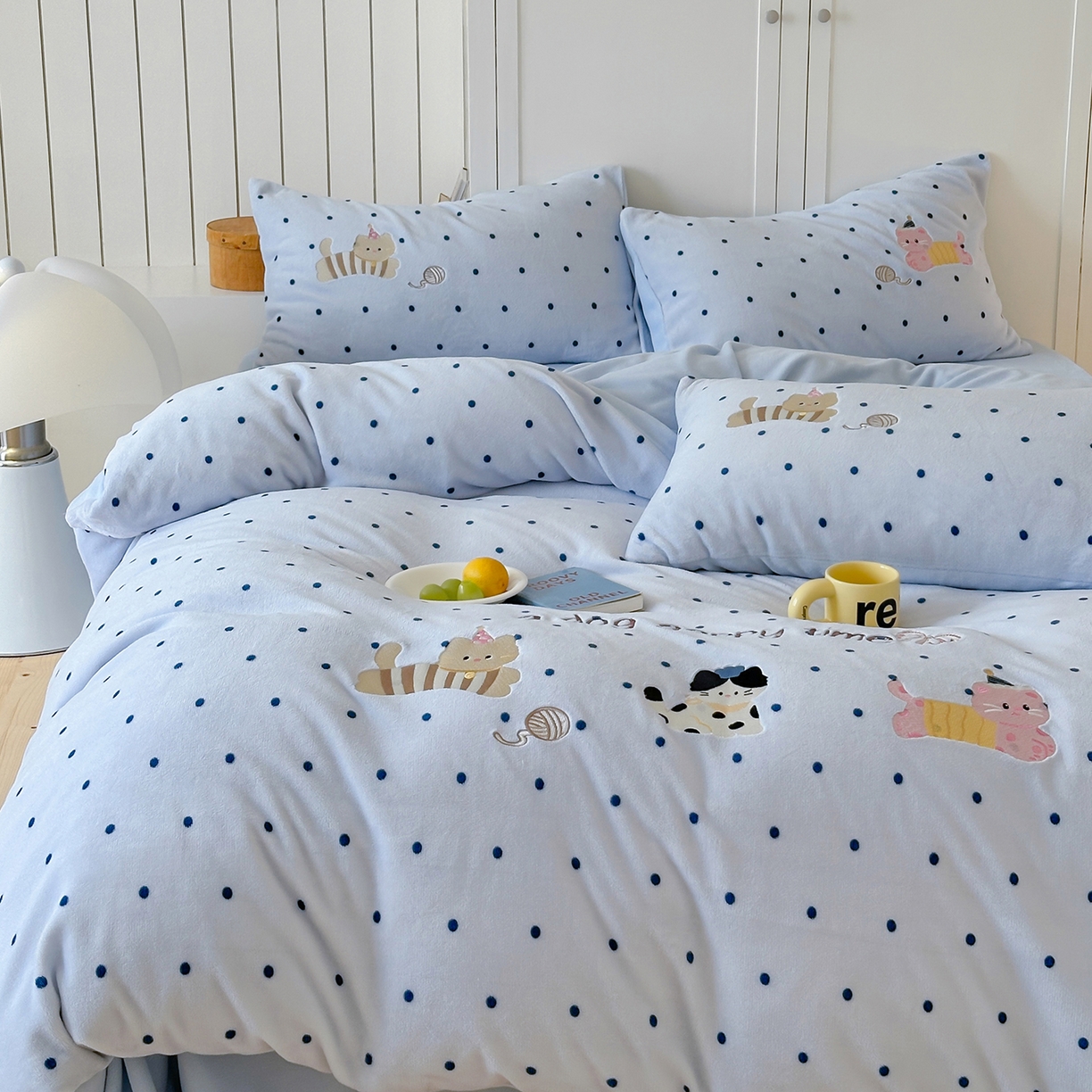 91家纺网 家纺一手货源 找家纺 优悦生活馆 2025新款牛奶绒卡通印花刺绣四件套系列 波点猫-蓝