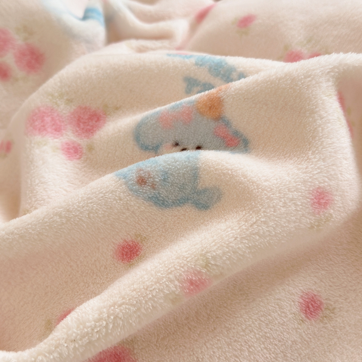 91家纺网 家纺一手货源 找家纺 丽美人家纺 2025新款小版印花牛奶绒四件套 油画小萌物