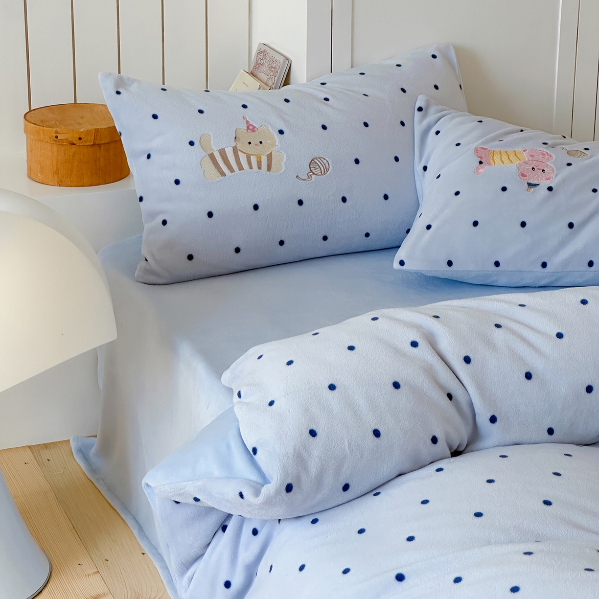 91家纺网 家纺一手货源 找家纺 优悦生活馆 2025新款牛奶绒卡通印花刺绣四件套系列 波点猫-蓝