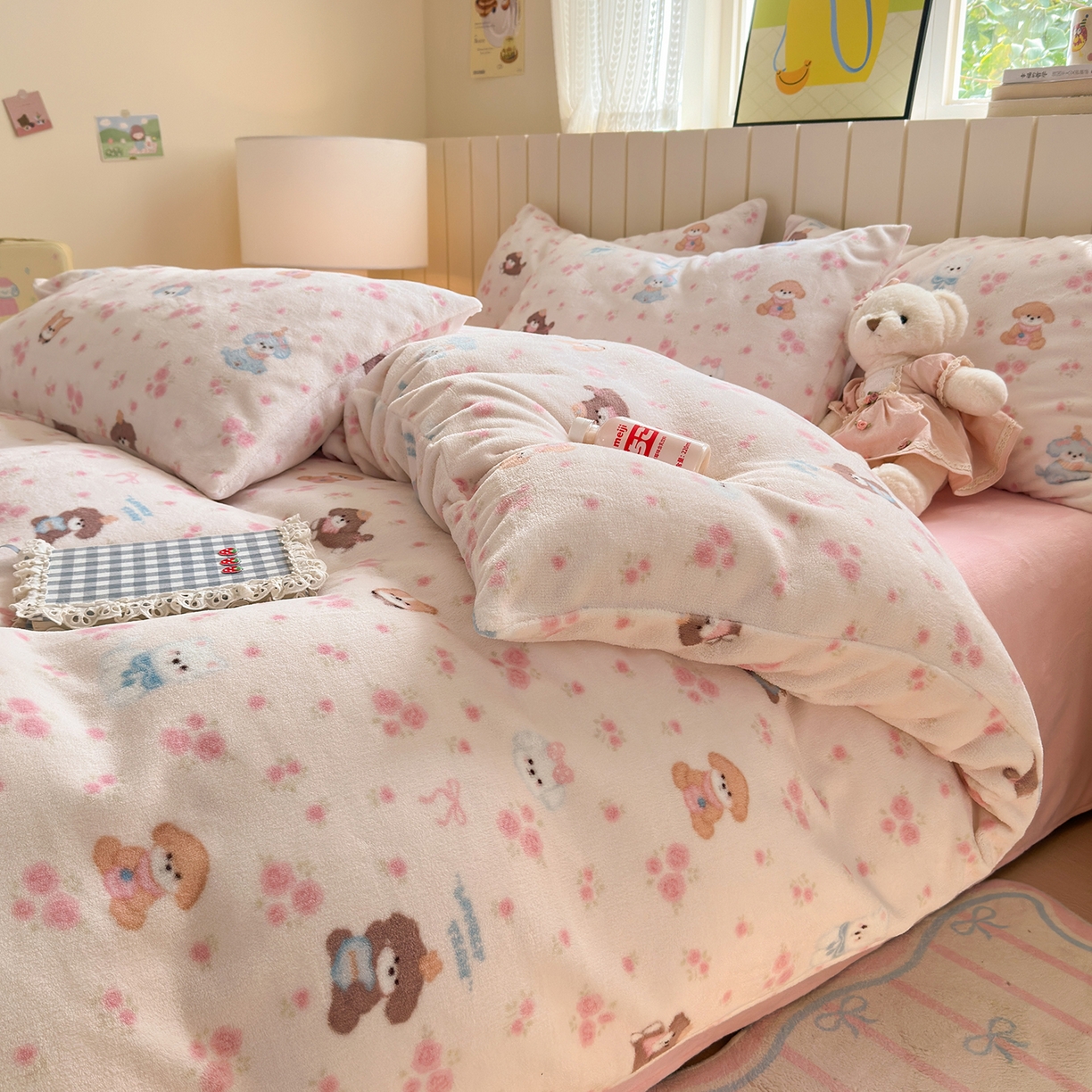 91家纺网 家纺一手货源 找家纺 丽美人家纺 2025新款小版印花牛奶绒四件套 油画小萌物