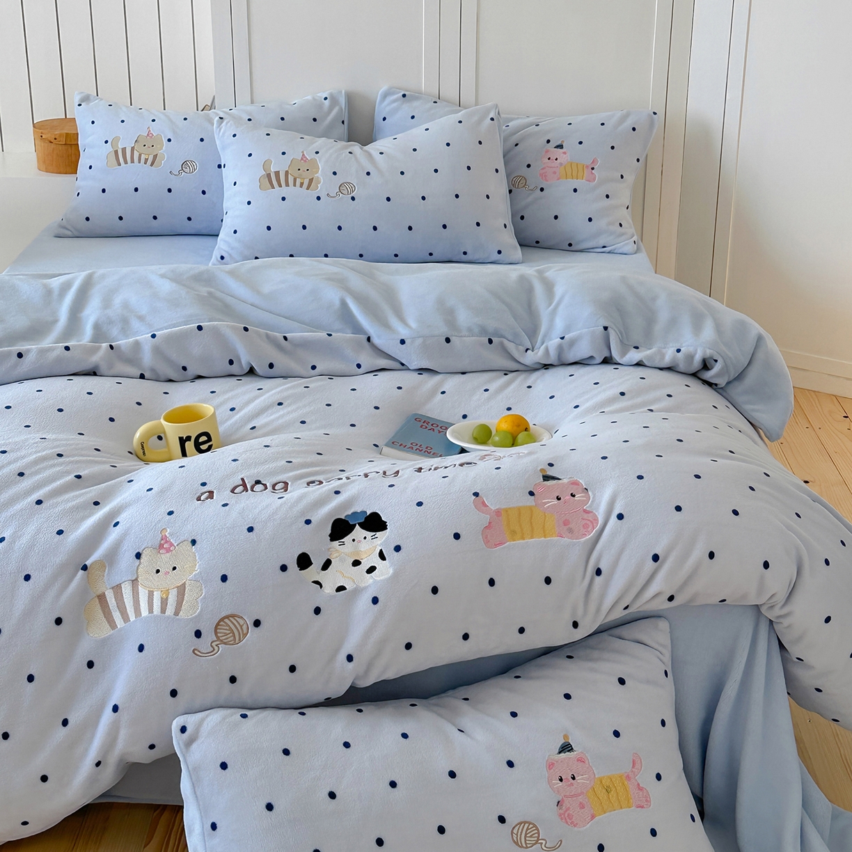 91家纺网 家纺一手货源 找家纺 优悦生活馆 2025新款牛奶绒卡通印花刺绣四件套系列 波点猫-蓝