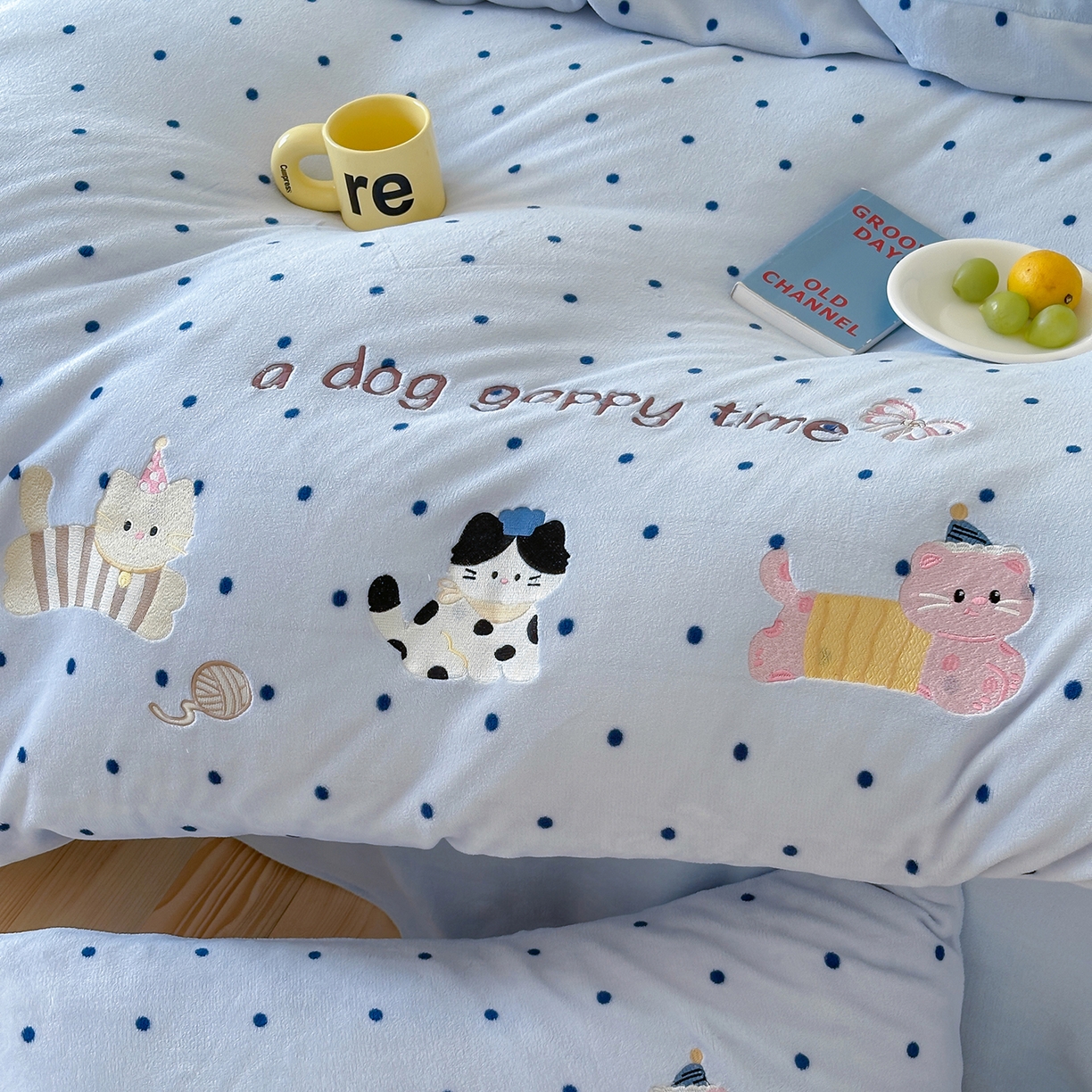 91家纺网 家纺一手货源 找家纺 优悦生活馆 2025新款牛奶绒卡通印花刺绣四件套系列 波点猫-蓝