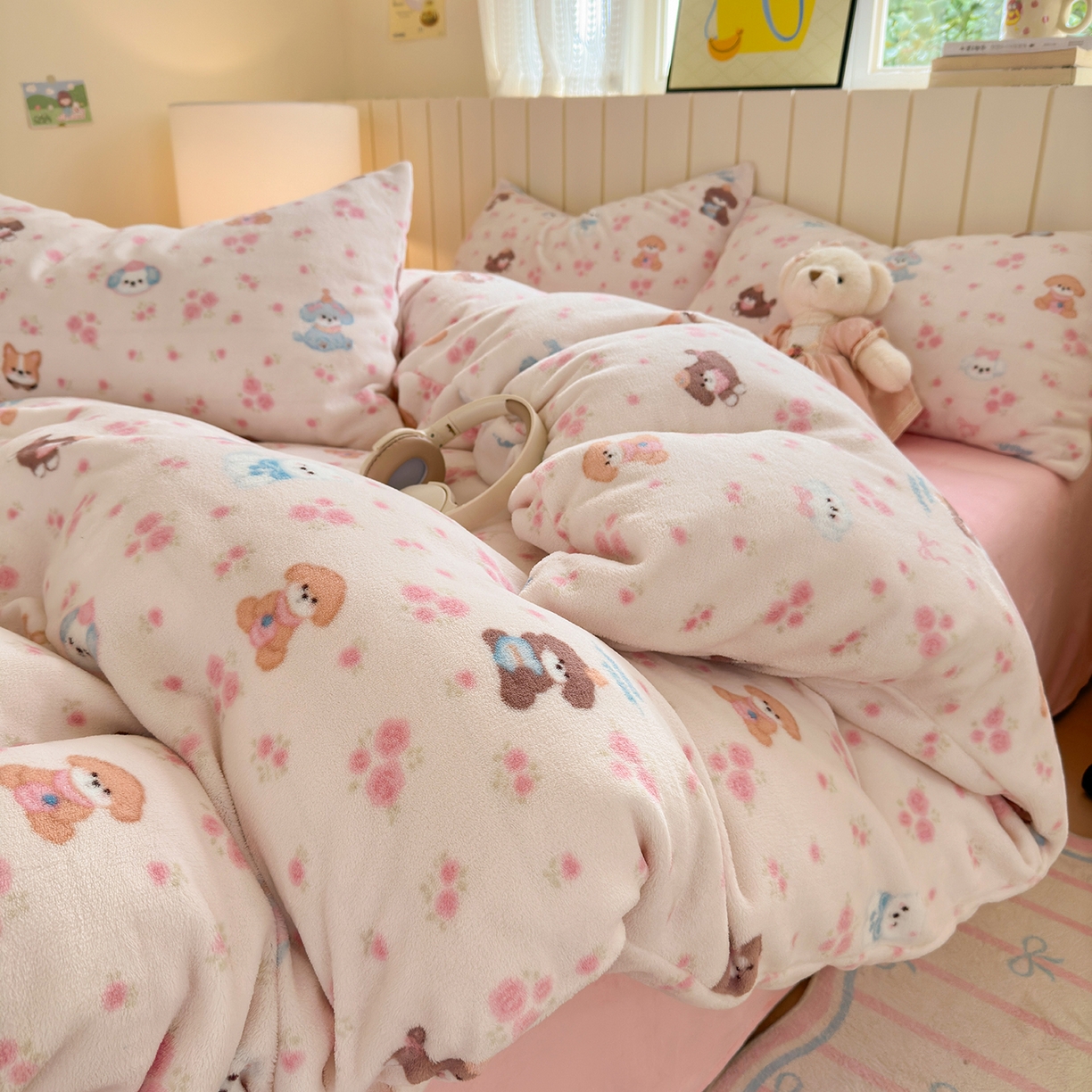 91家纺网 家纺一手货源 找家纺 丽美人家纺 2025新款小版印花牛奶绒四件套 油画小萌物