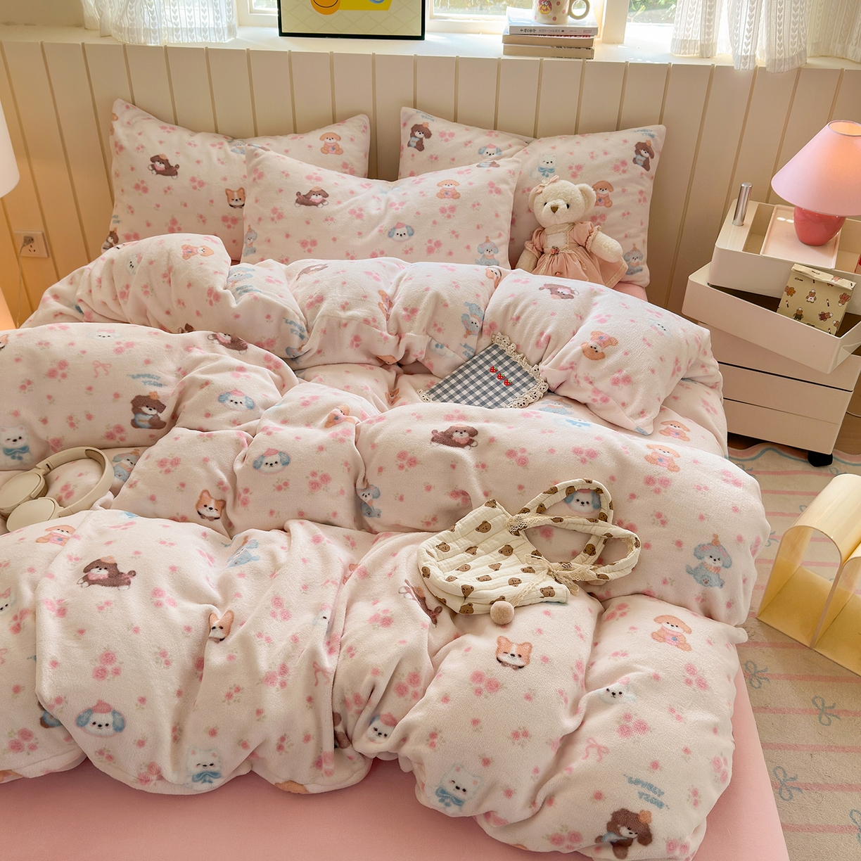 91家纺网 家纺一手货源 找家纺 丽美人家纺 2025新款小版印花牛奶绒四件套 油画小萌物