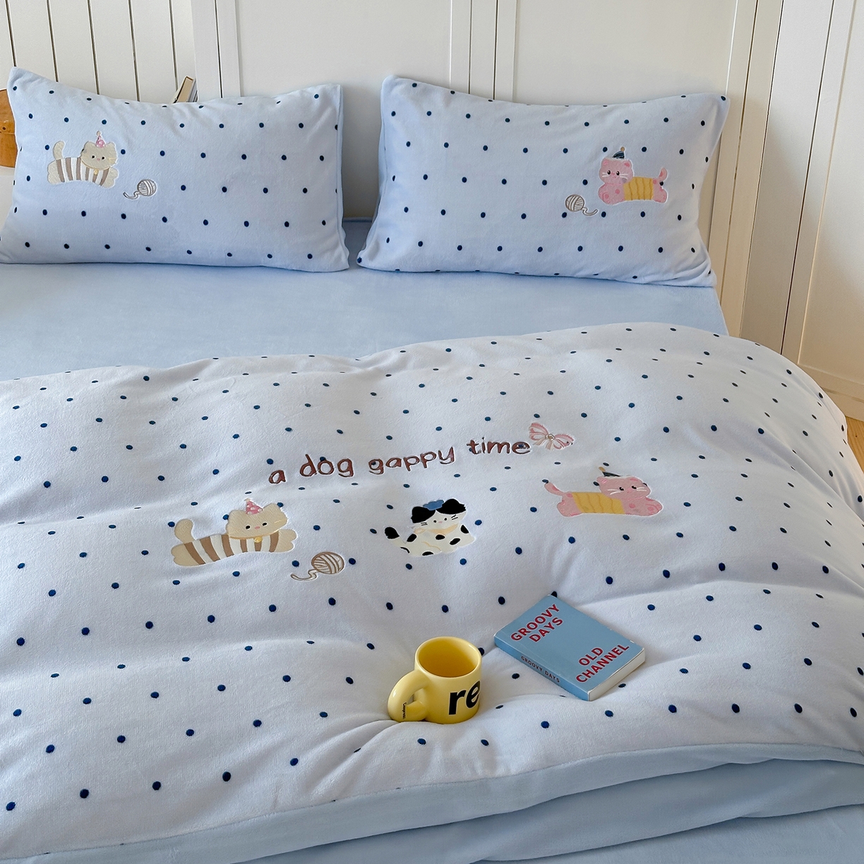 91家纺网 家纺一手货源 找家纺 优悦生活馆 2025新款牛奶绒卡通印花刺绣四件套系列 波点猫-蓝