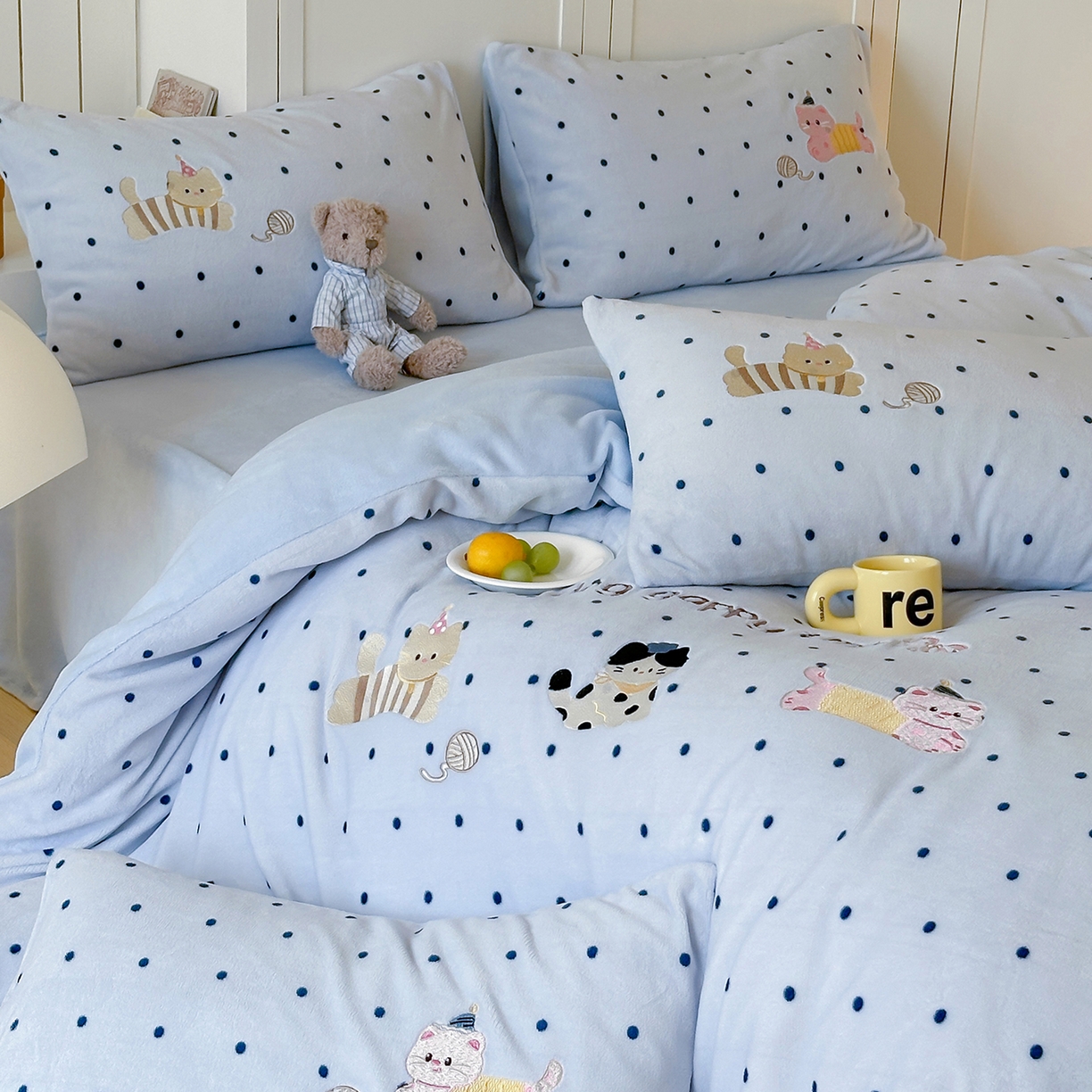 91家纺网 家纺一手货源 找家纺 优悦生活馆 2025新款牛奶绒卡通印花刺绣四件套系列 波点猫-蓝