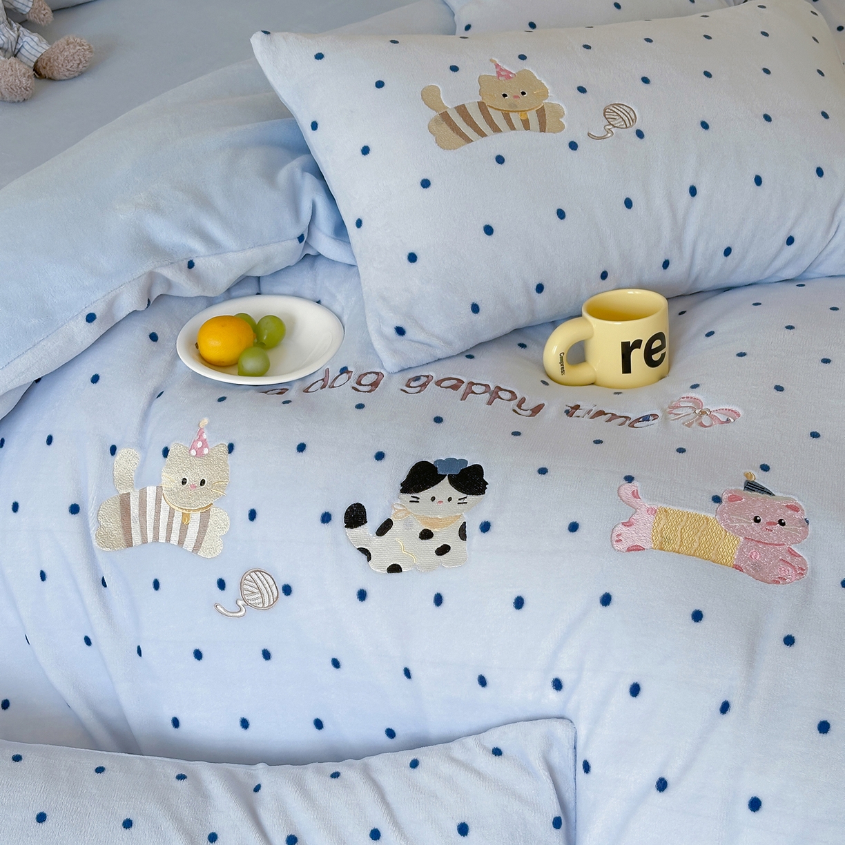 91家纺网 家纺一手货源 找家纺 优悦生活馆 2025新款牛奶绒卡通印花刺绣四件套系列 波点猫-蓝