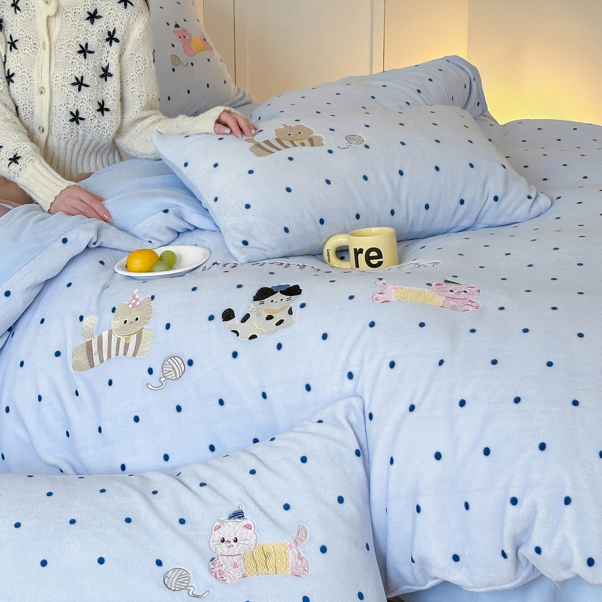 91家纺网 家纺一手货源 找家纺 优悦生活馆 2025新款牛奶绒卡通印花刺绣四件套系列 波点猫-蓝