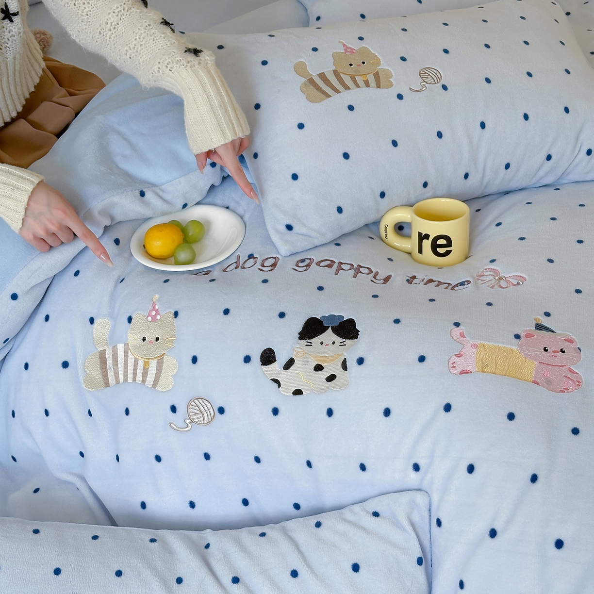 91家纺网 家纺一手货源 找家纺 优悦生活馆 2025新款牛奶绒卡通印花刺绣四件套系列 波点猫-蓝