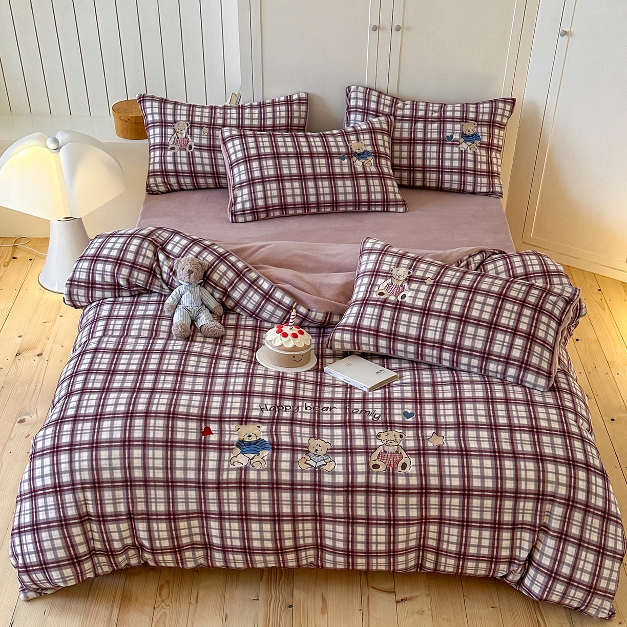 优悦生活馆 2025新款牛奶绒卡通印花刺绣四件套系列 格子熊-豆沙