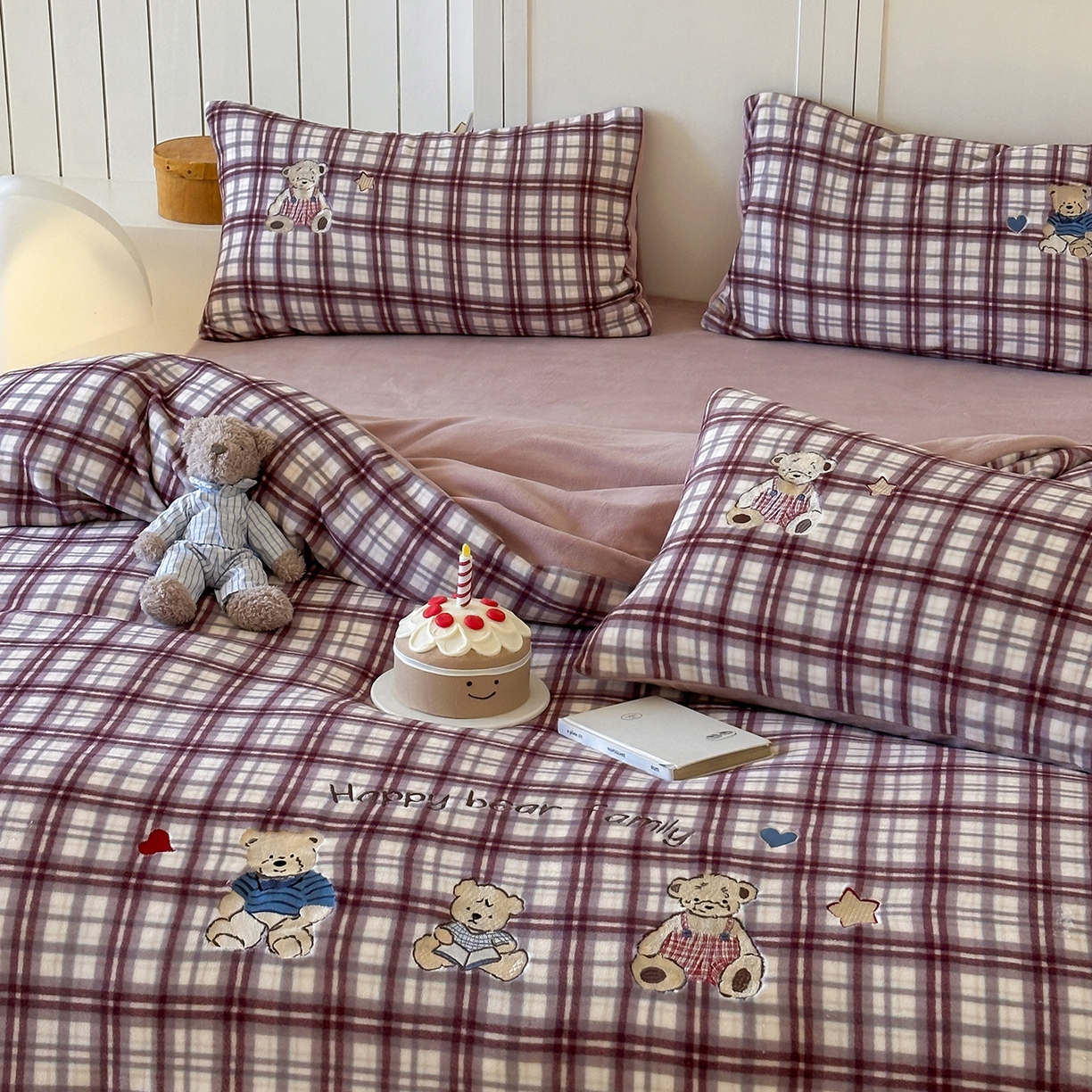 91家纺网 家纺一手货源 找家纺 优悦生活馆 2025新款牛奶绒卡通印花刺绣四件套系列 格子熊-豆沙