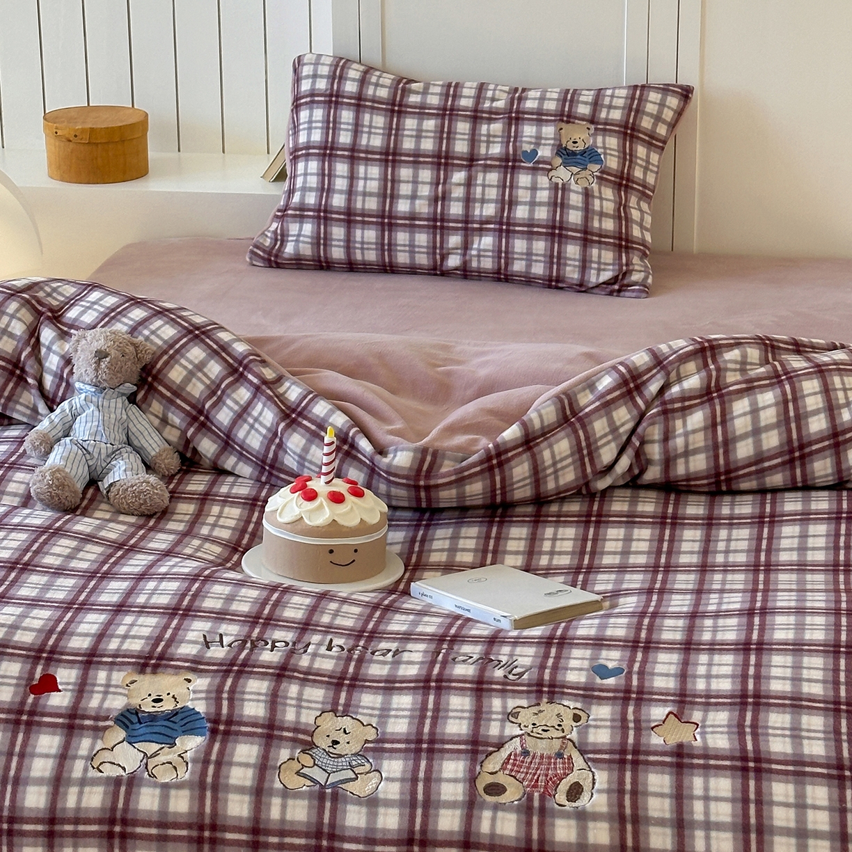 91家纺网 家纺一手货源 找家纺 优悦生活馆 2025新款牛奶绒卡通印花刺绣四件套系列 格子熊-豆沙