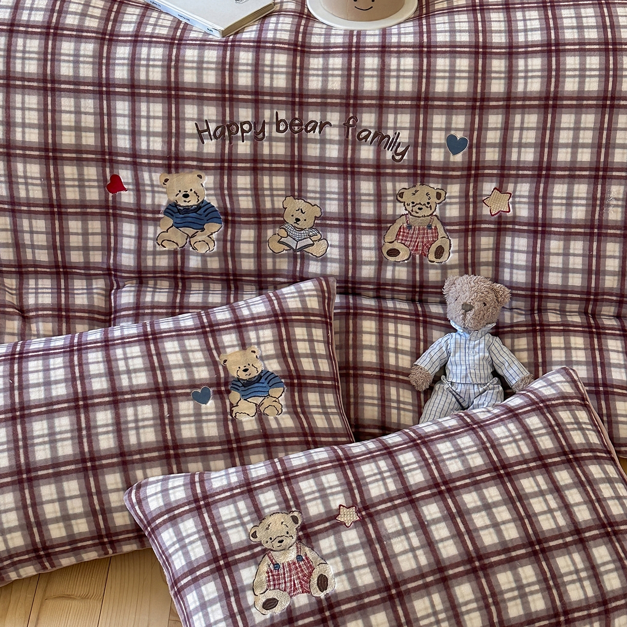 91家纺网 家纺一手货源 找家纺 优悦生活馆 2025新款牛奶绒卡通印花刺绣四件套系列 格子熊-豆沙