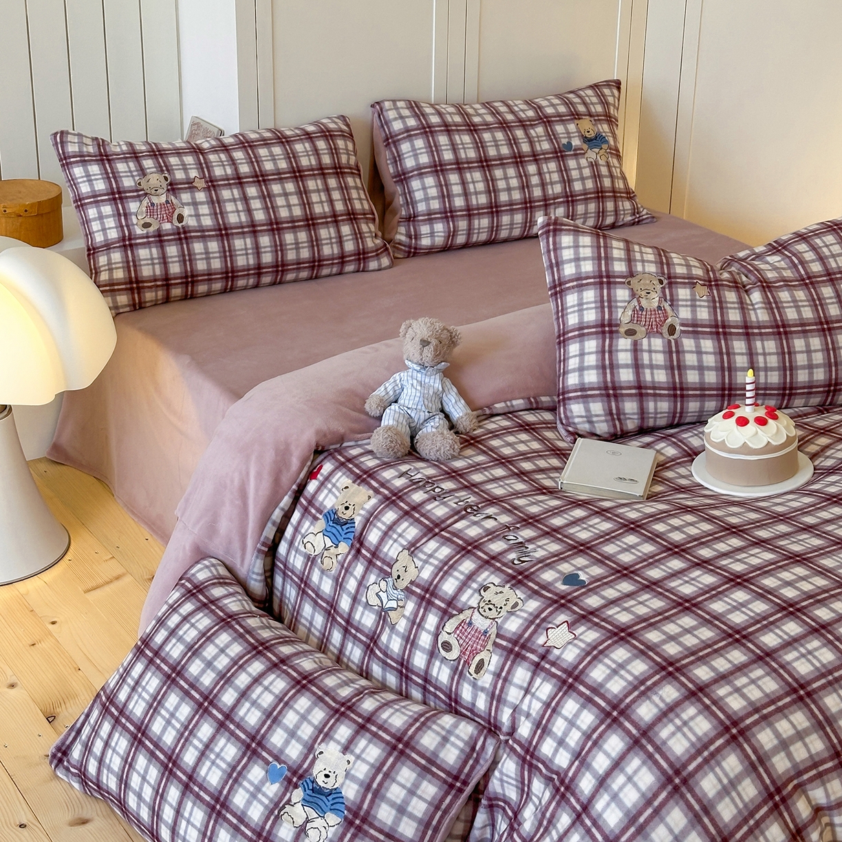 91家纺网 家纺一手货源 找家纺 优悦生活馆 2025新款牛奶绒卡通印花刺绣四件套系列 格子熊-豆沙