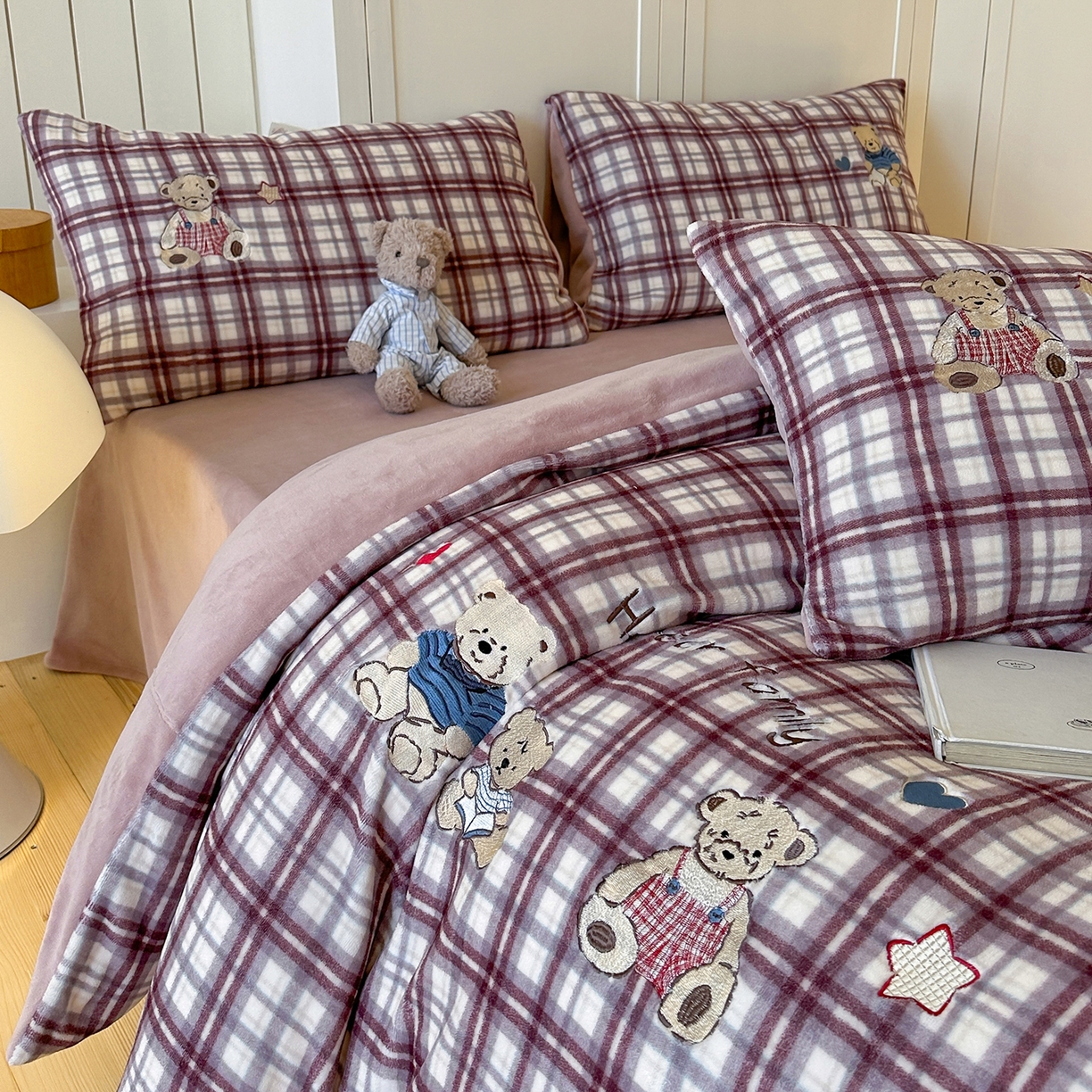 91家纺网 家纺一手货源 找家纺 优悦生活馆 2025新款牛奶绒卡通印花刺绣四件套系列 格子熊-豆沙