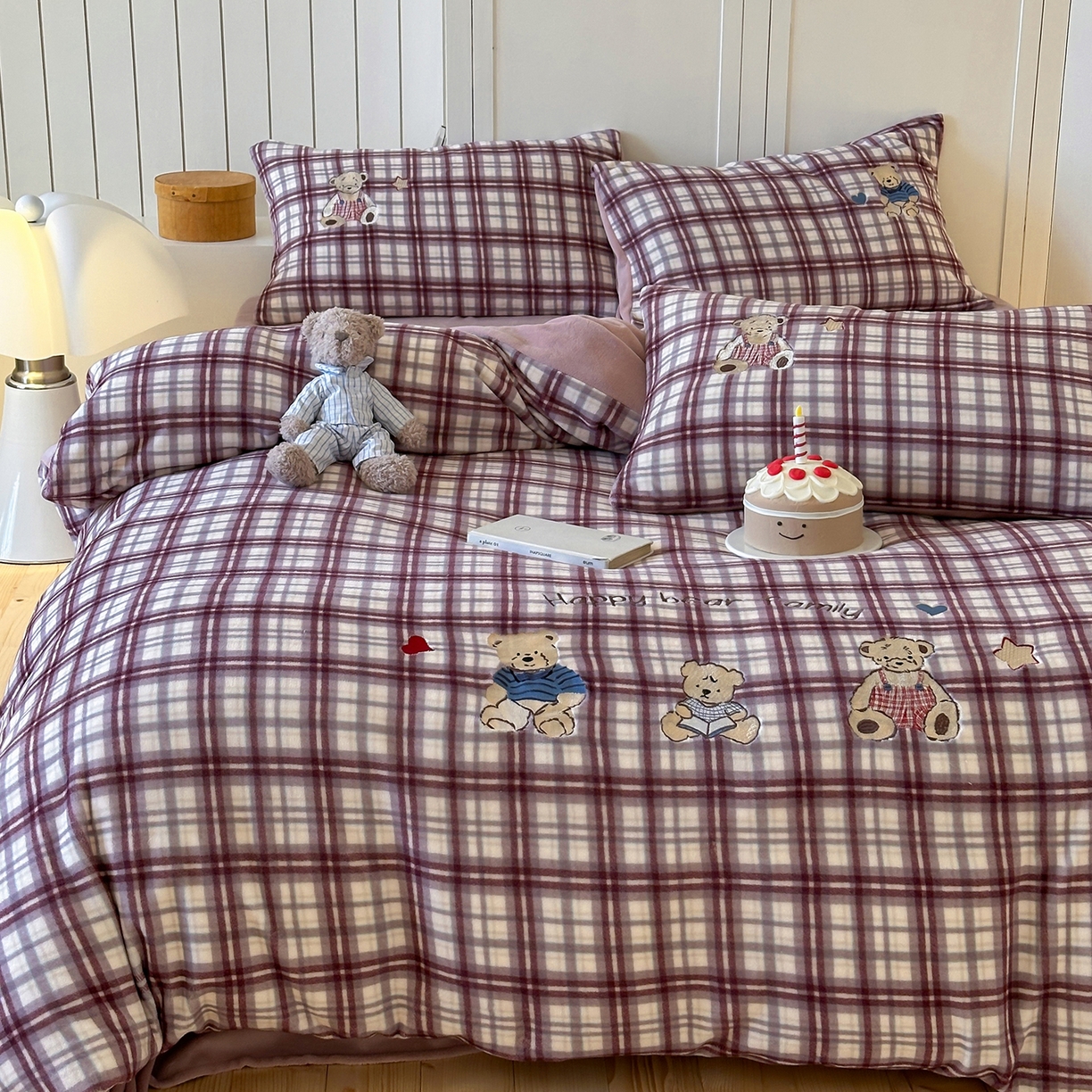 91家纺网 家纺一手货源 找家纺 优悦生活馆 2025新款牛奶绒卡通印花刺绣四件套系列 格子熊-豆沙