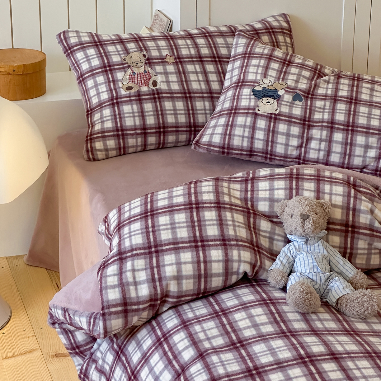 91家纺网 家纺一手货源 找家纺 优悦生活馆 2025新款牛奶绒卡通印花刺绣四件套系列 格子熊-豆沙