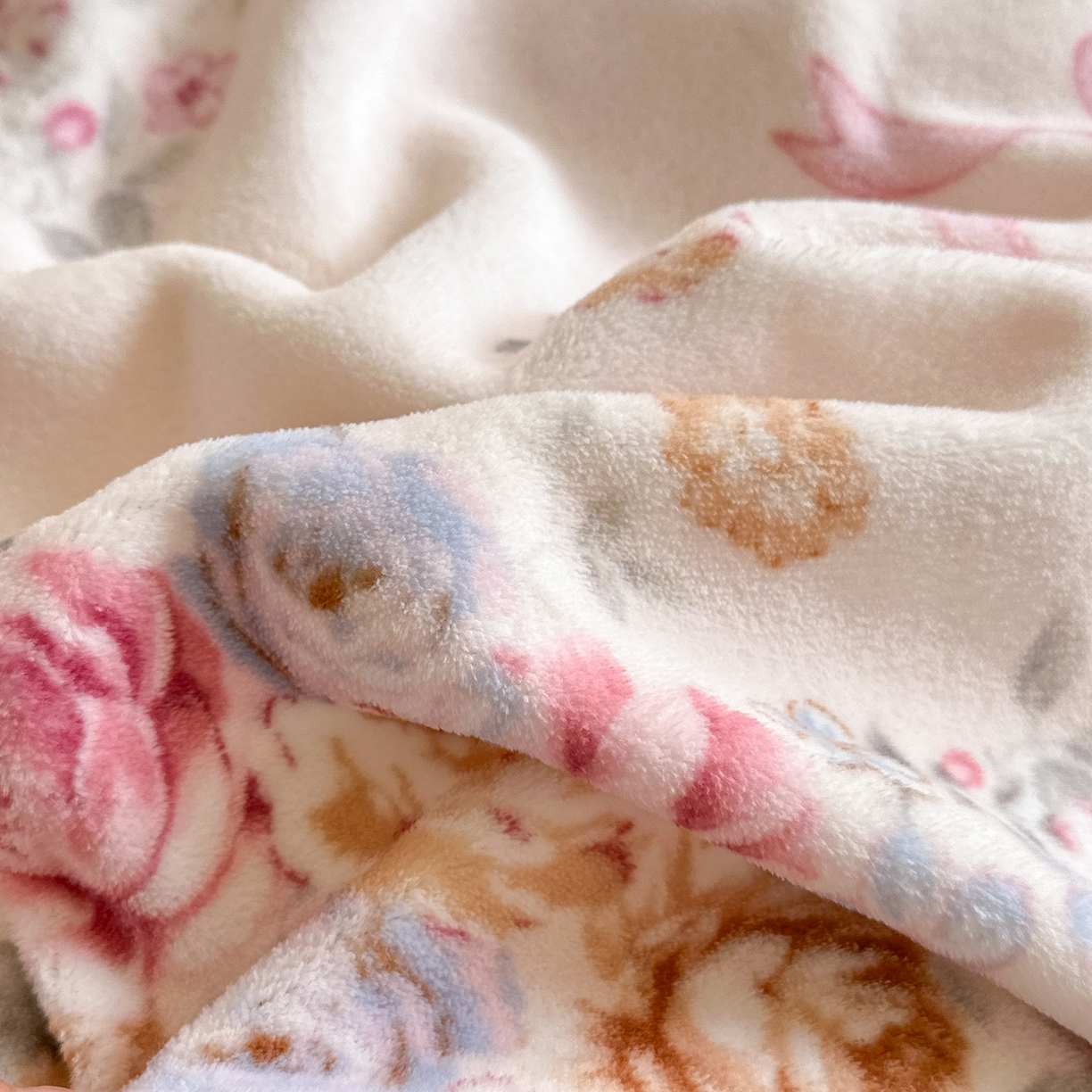 91家纺网 家纺一手货源 找家纺 丽美人家纺 2025新款小版印花牛奶绒四件套 春风沐歌