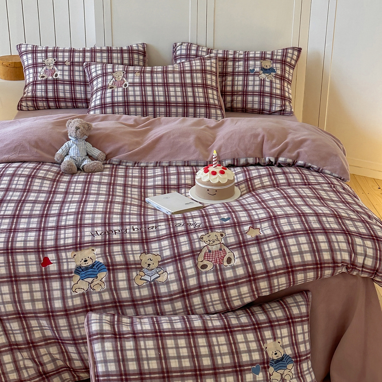 91家纺网 家纺一手货源 找家纺 优悦生活馆 2025新款牛奶绒卡通印花刺绣四件套系列 格子熊-豆沙