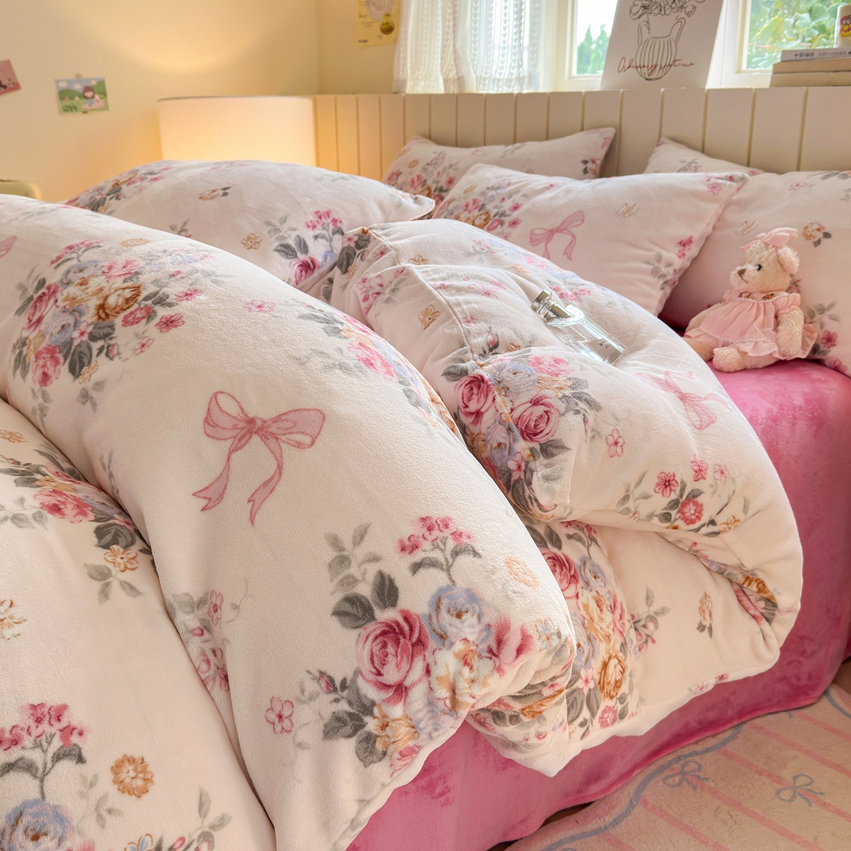 91家纺网 家纺一手货源 找家纺 丽美人家纺 2025新款小版印花牛奶绒四件套 春风沐歌