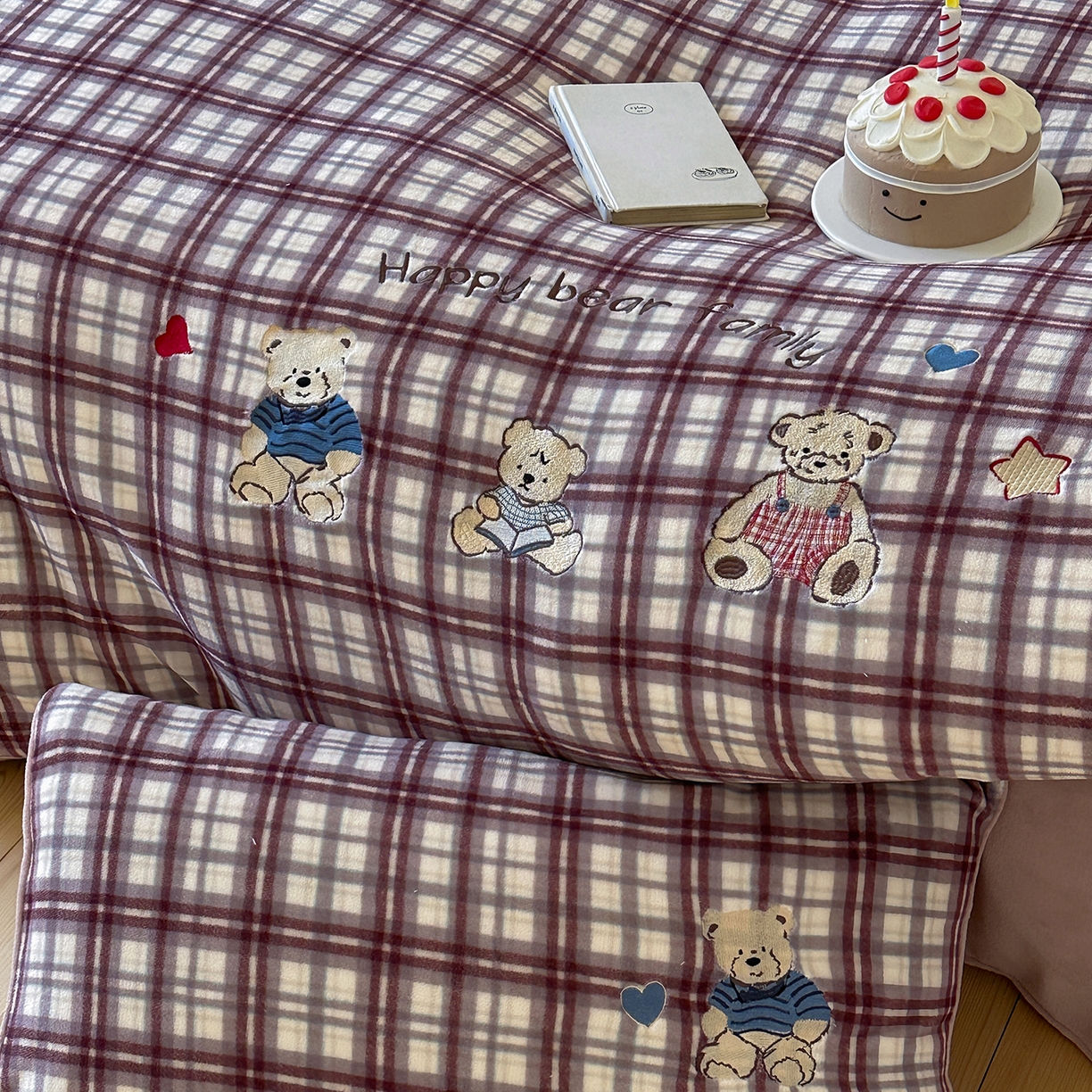 91家纺网 家纺一手货源 找家纺 优悦生活馆 2025新款牛奶绒卡通印花刺绣四件套系列 格子熊-豆沙