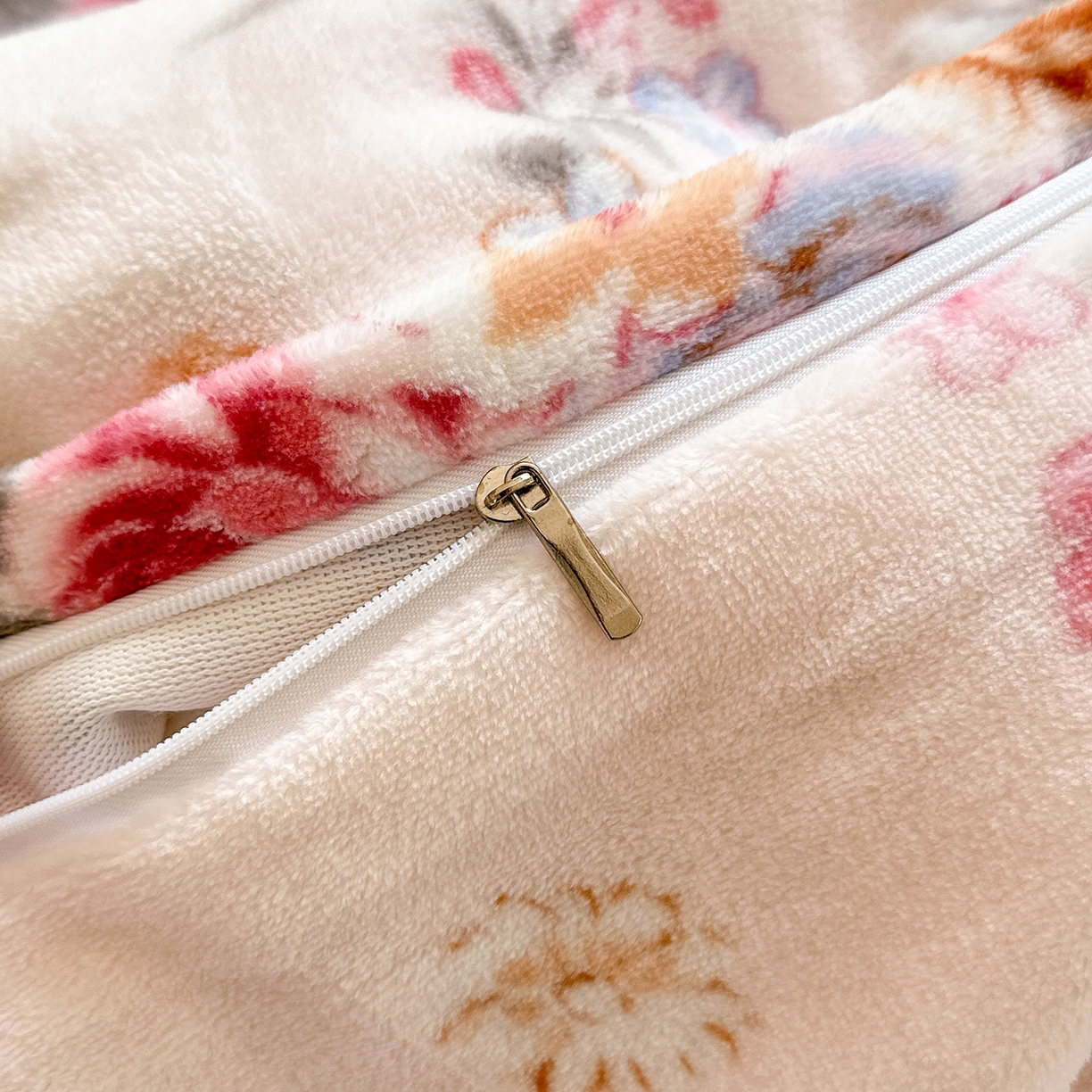 91家纺网 家纺一手货源 找家纺 丽美人家纺 2025新款小版印花牛奶绒四件套 春风沐歌