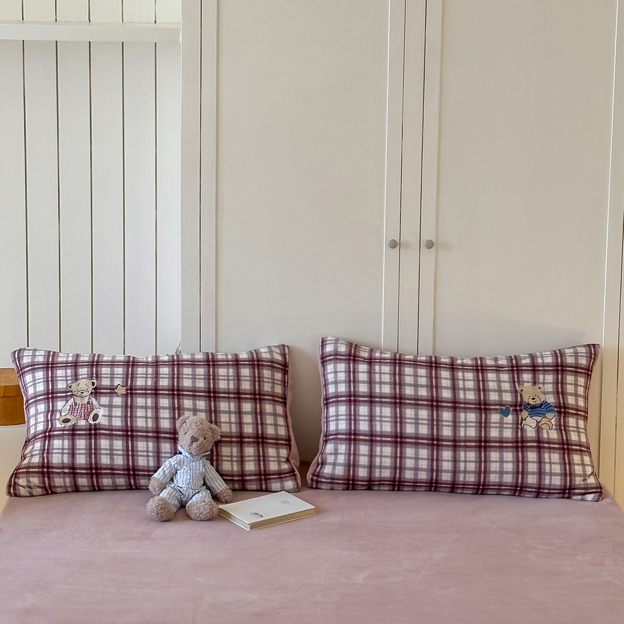 91家纺网 家纺一手货源 找家纺 优悦生活馆 2025新款牛奶绒卡通印花刺绣四件套系列 格子熊-豆沙