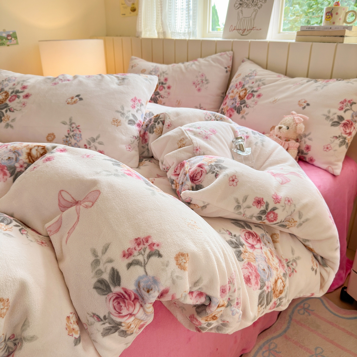 91家纺网 家纺一手货源 找家纺 丽美人家纺 2025新款小版印花牛奶绒四件套 春风沐歌