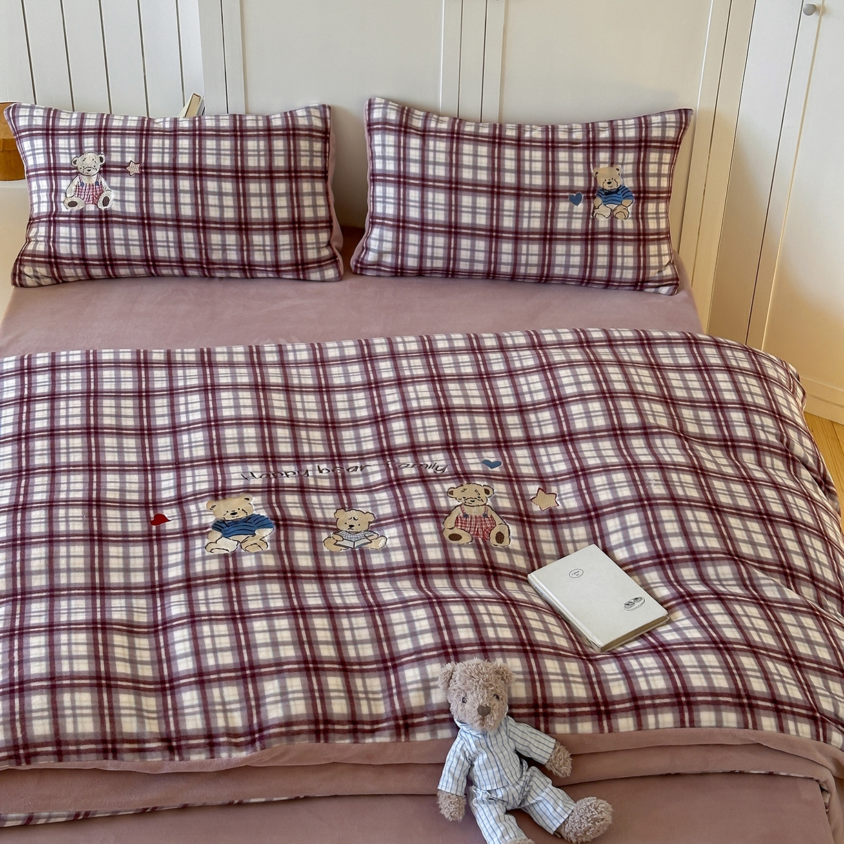 91家纺网 家纺一手货源 找家纺 优悦生活馆 2025新款牛奶绒卡通印花刺绣四件套系列 格子熊-豆沙