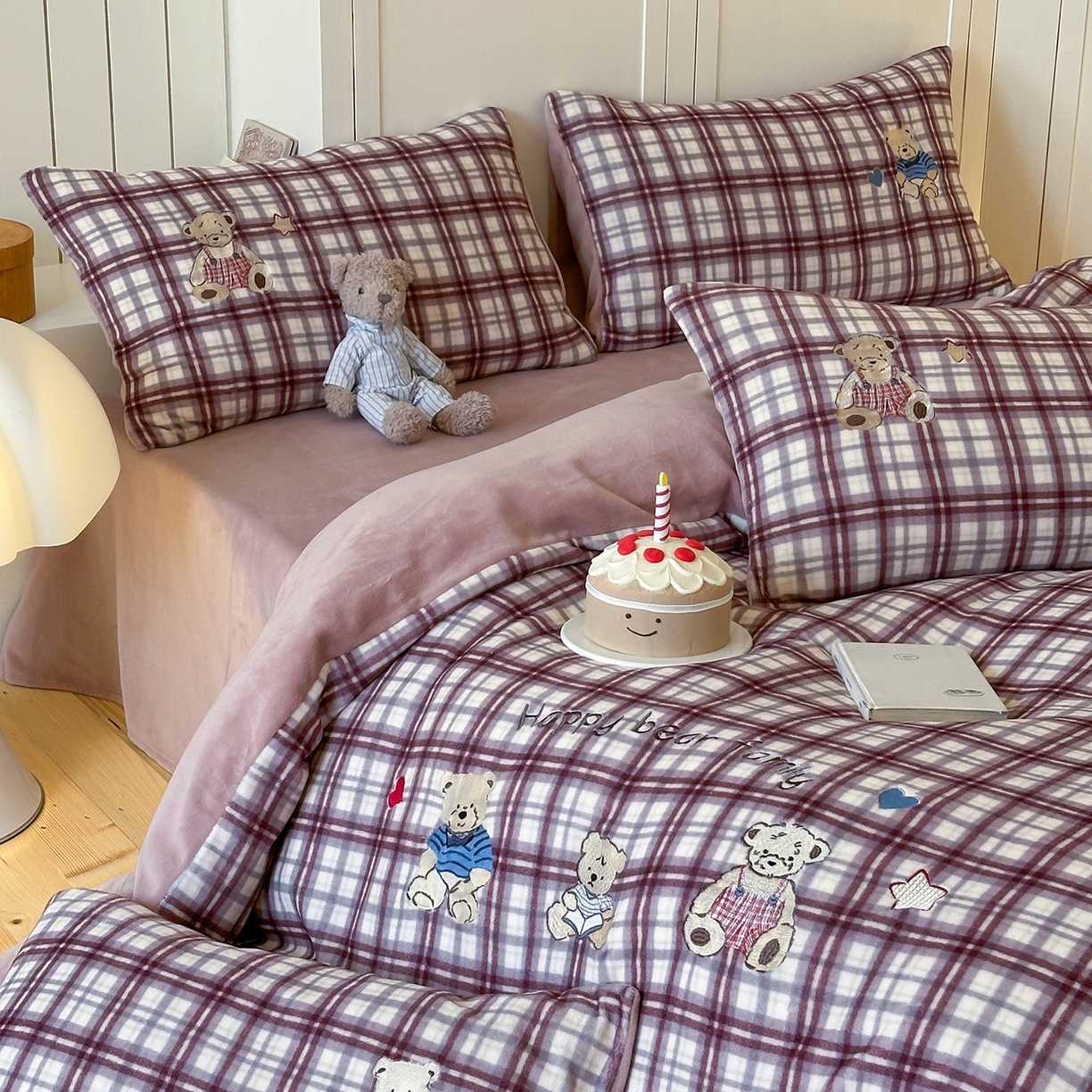 91家纺网 家纺一手货源 找家纺 优悦生活馆 2025新款牛奶绒卡通印花刺绣四件套系列 格子熊-豆沙