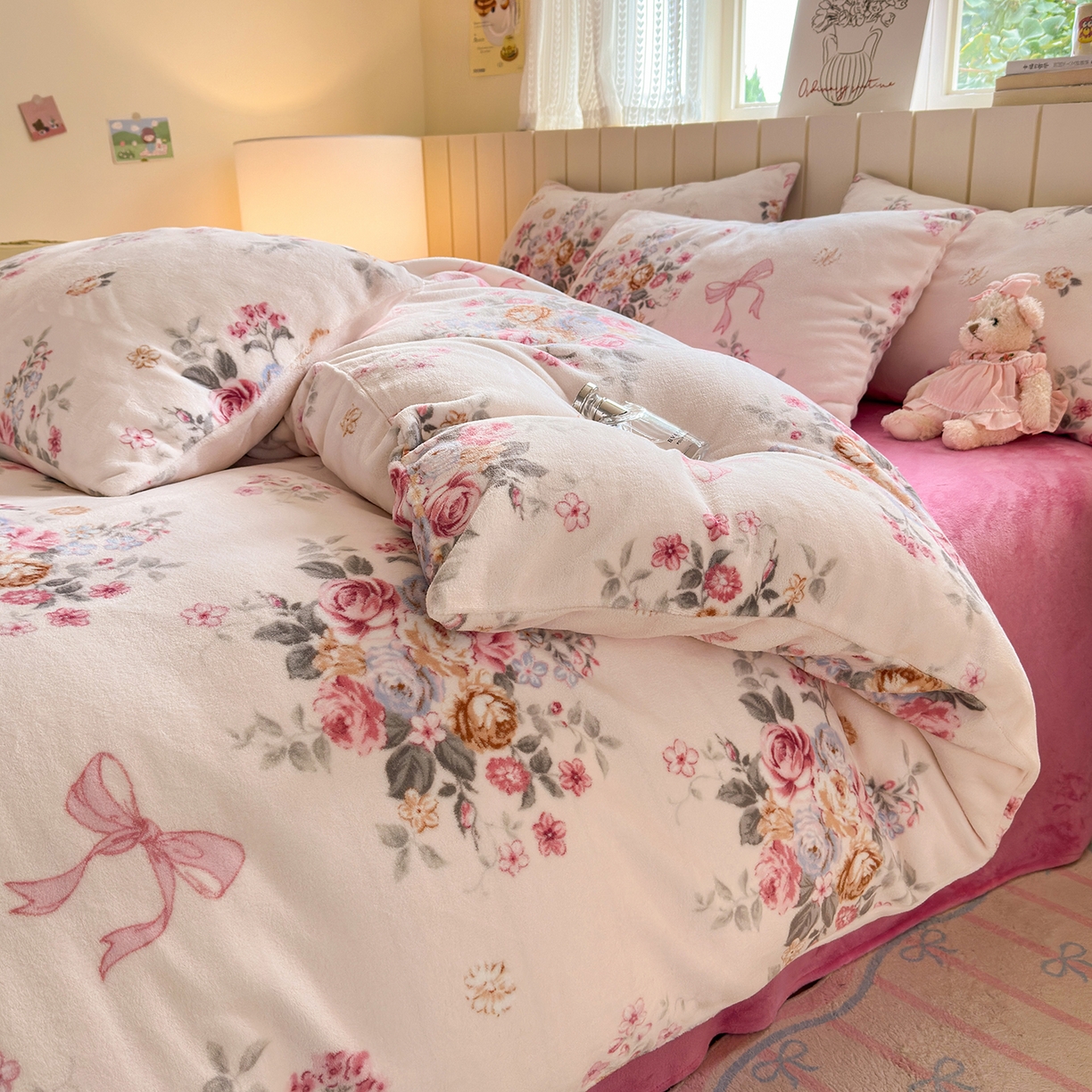 91家纺网 家纺一手货源 找家纺 丽美人家纺 2025新款小版印花牛奶绒四件套 春风沐歌