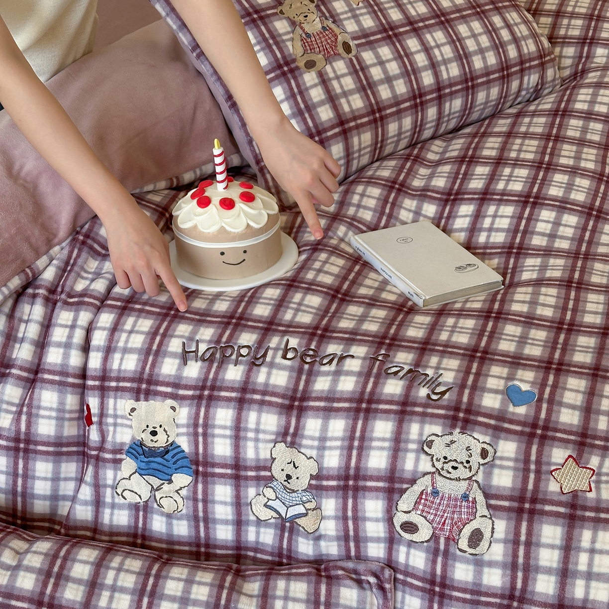 91家纺网 家纺一手货源 找家纺 优悦生活馆 2025新款牛奶绒卡通印花刺绣四件套系列 格子熊-豆沙